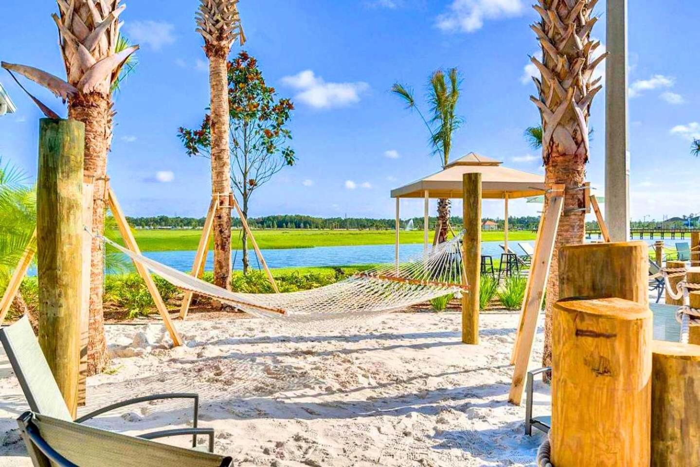 Relaxing Lakeview 2BR Condo with 2 Clubhouses