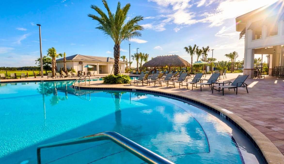 Relaxing Lakeview 2BR Condo with 2 Clubhouses