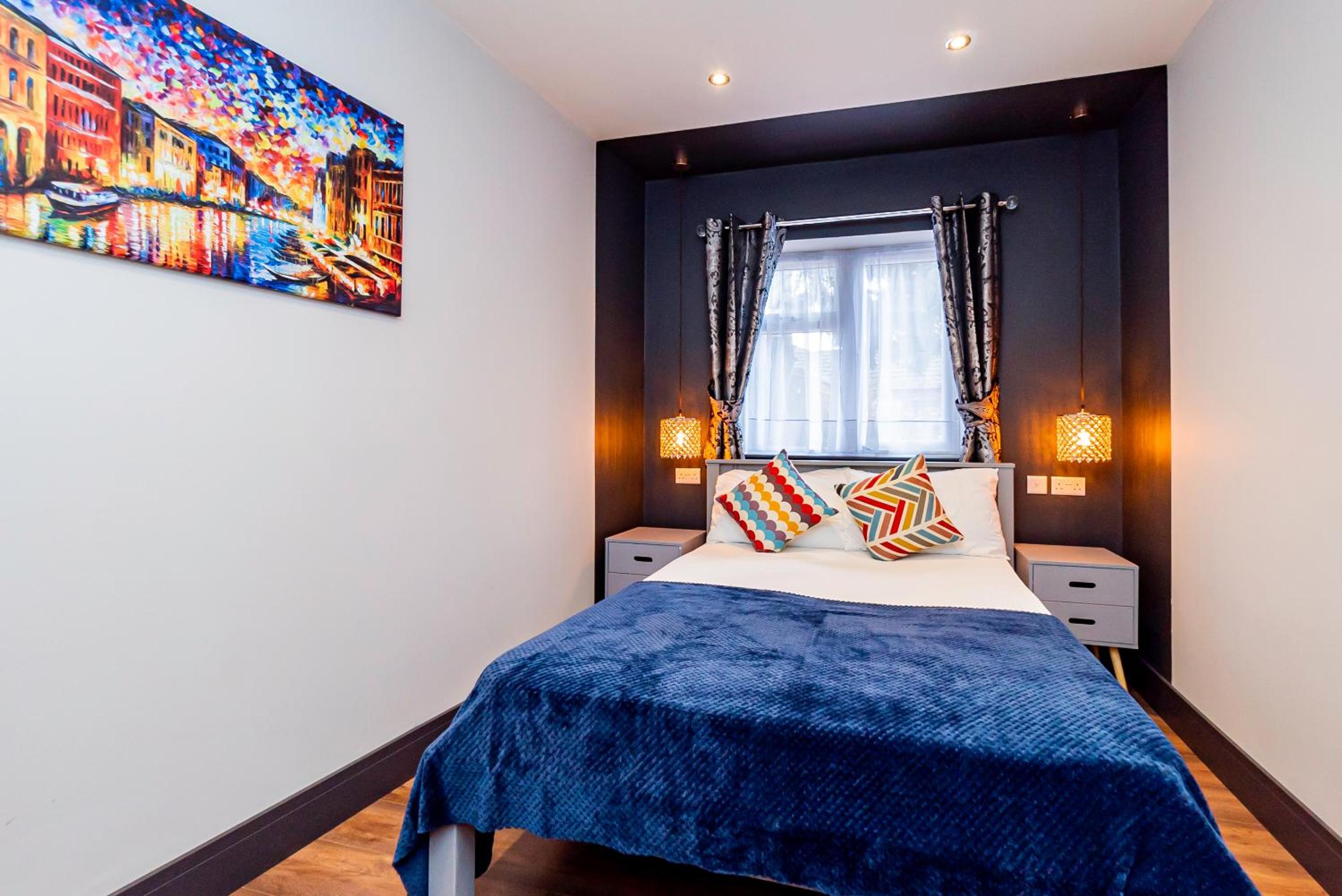 London Heathrow Airport 6 Bedrooms 6 Bathrooms spacious Home Sleeps 10