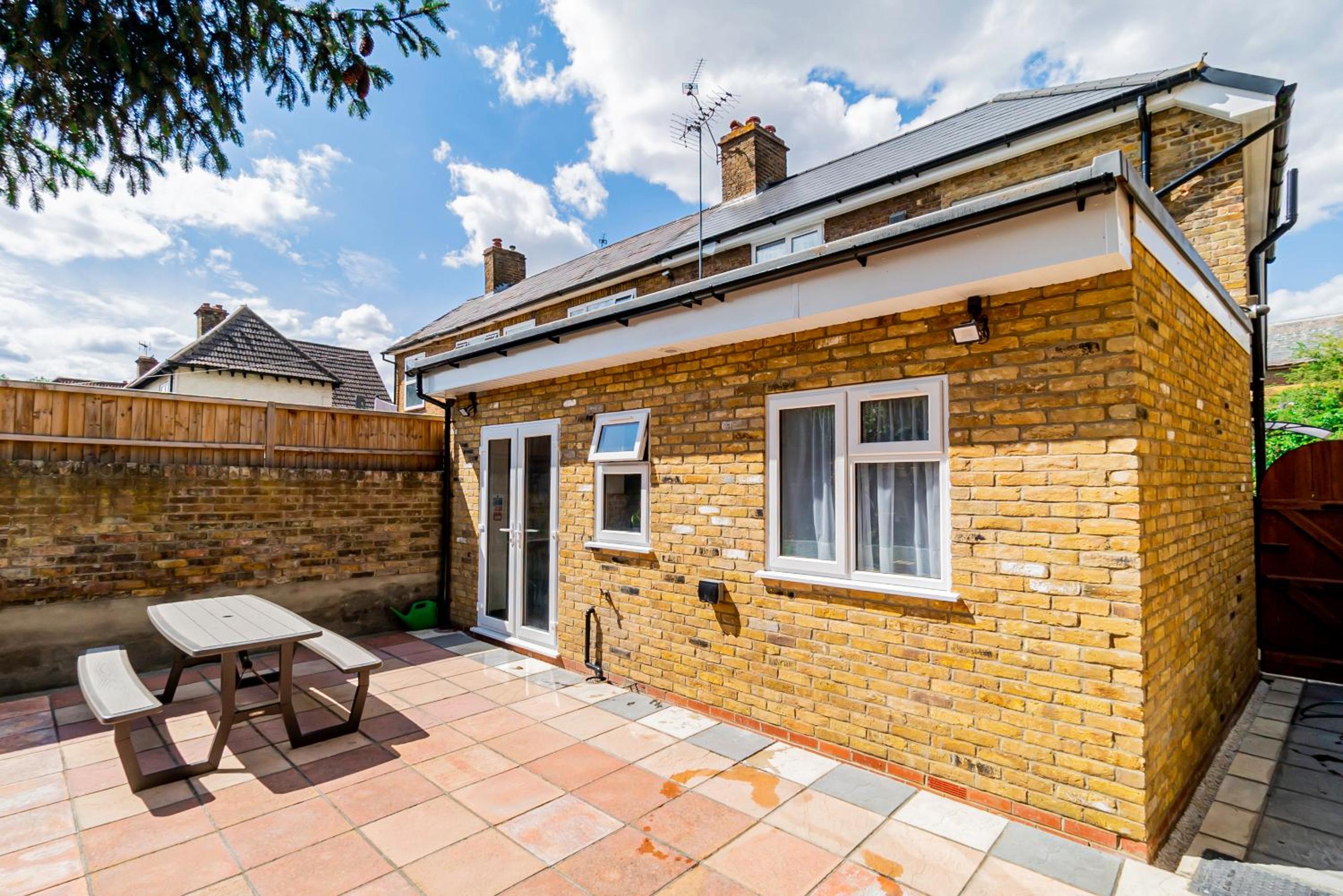 London Heathrow Airport 6 Bedrooms 6 Bathrooms spacious Home Sleeps 10