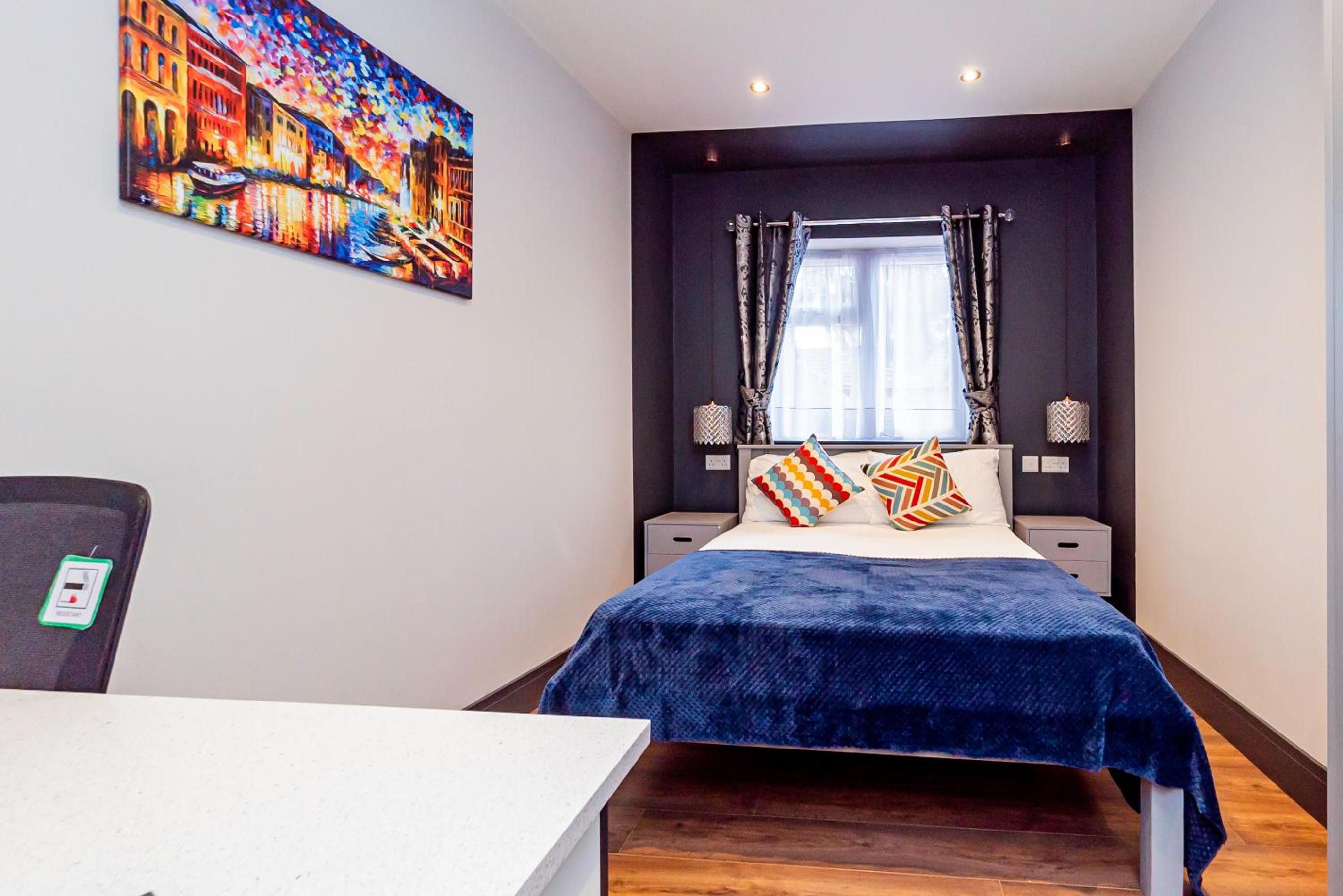 London Heathrow Airport 6 Bedrooms 6 Bathrooms spacious Home Sleeps 10