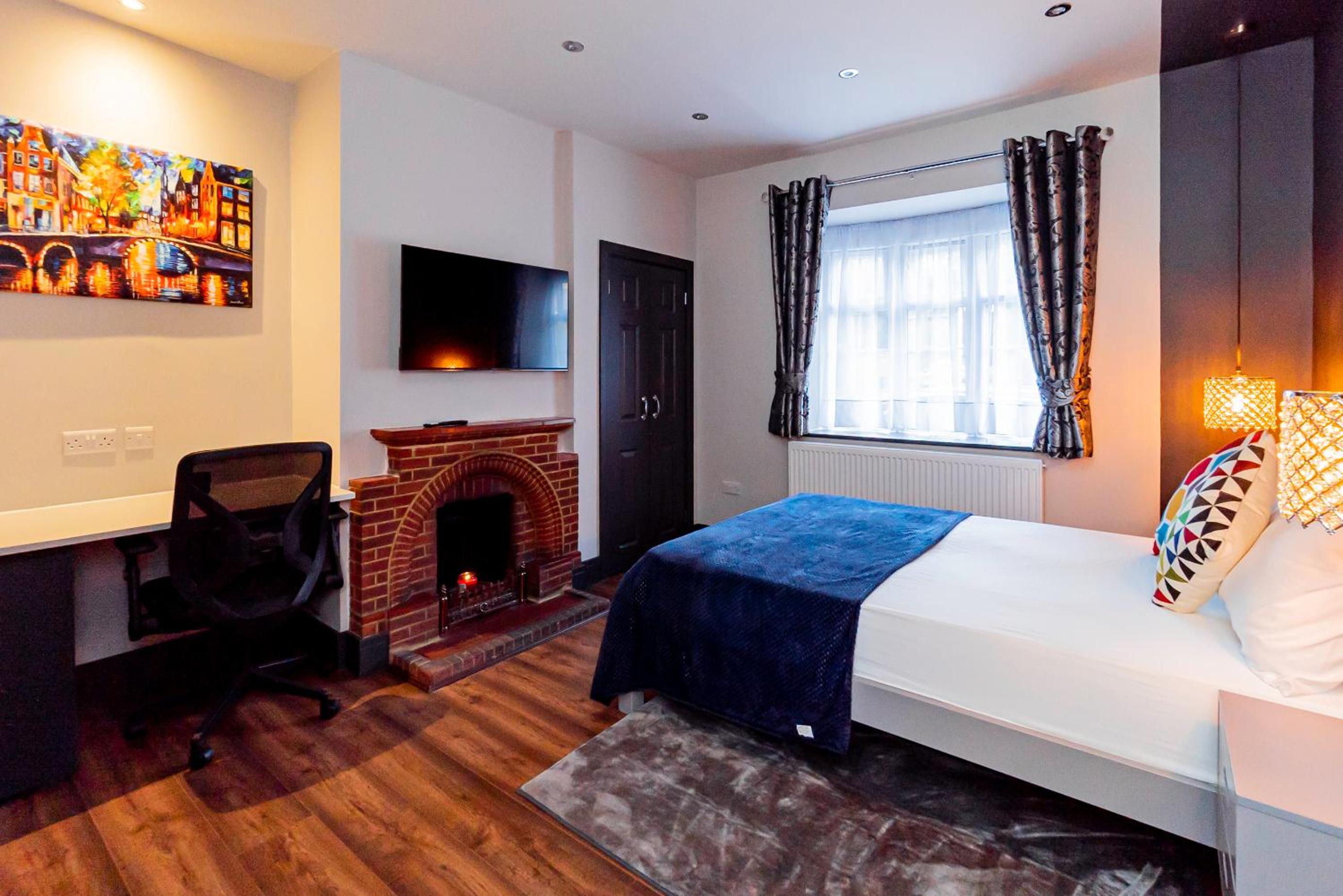 London Heathrow Airport 6 Bedrooms 6 Bathrooms spacious Home Sleeps 10