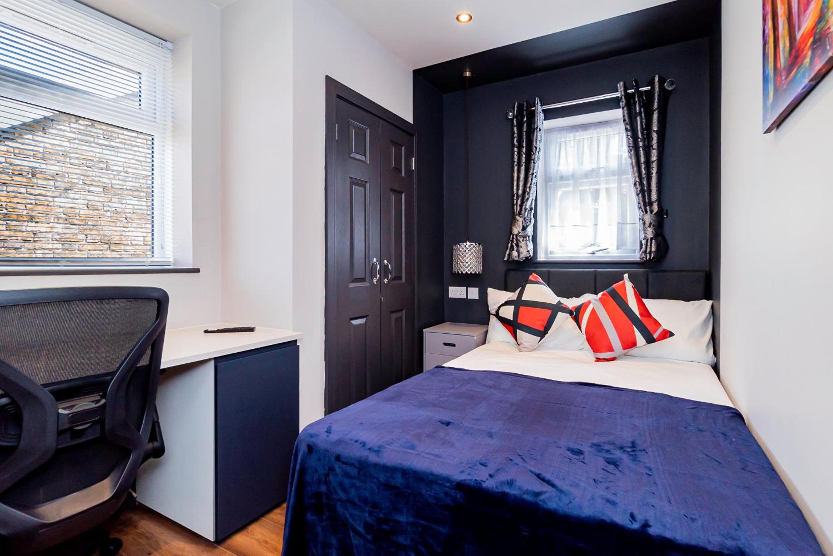 London Heathrow Airport 6 Bedrooms 6 Bathrooms spacious Home Sleeps 10