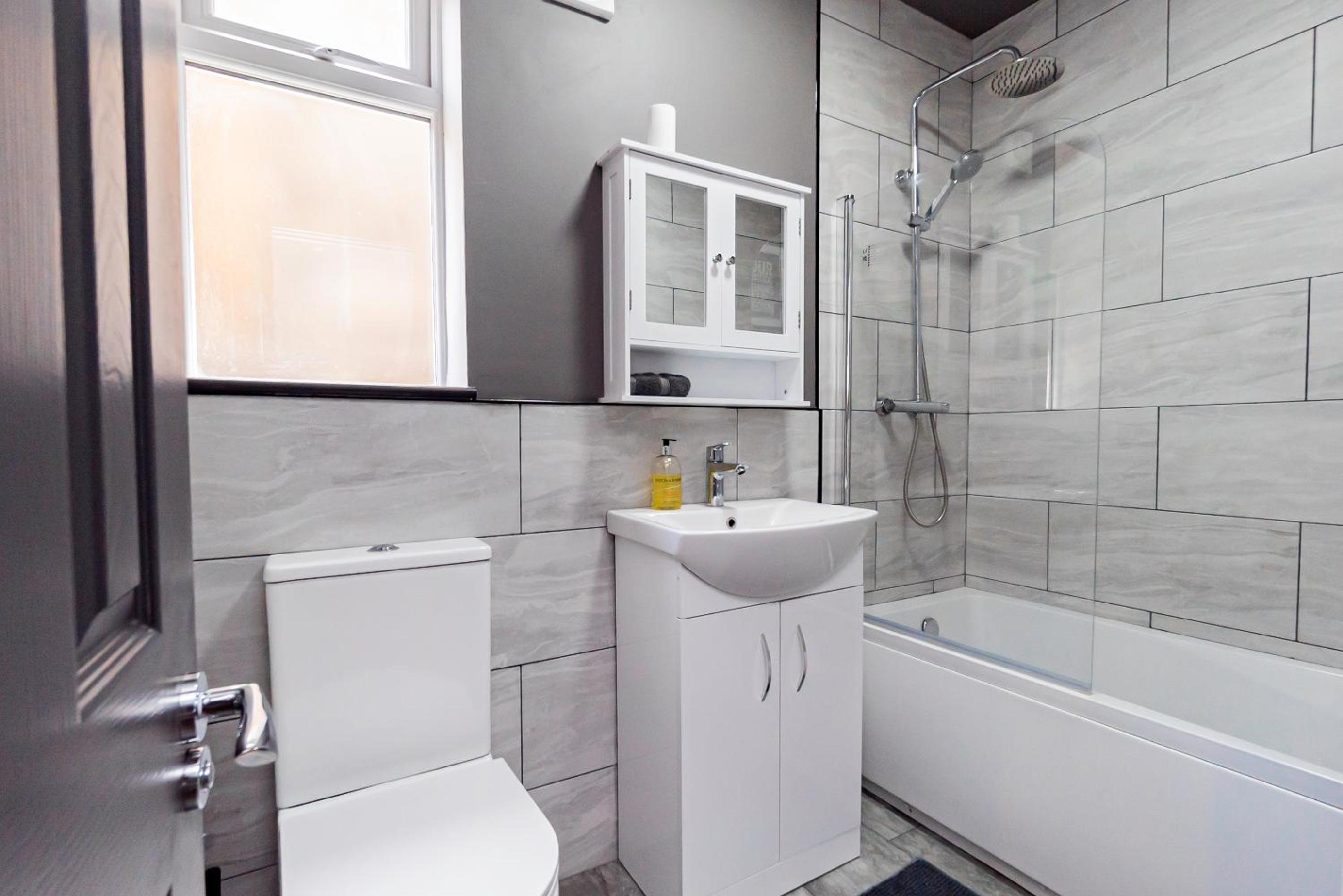 London Heathrow Airport 6 Bedrooms 6 Bathrooms spacious Home Sleeps 10