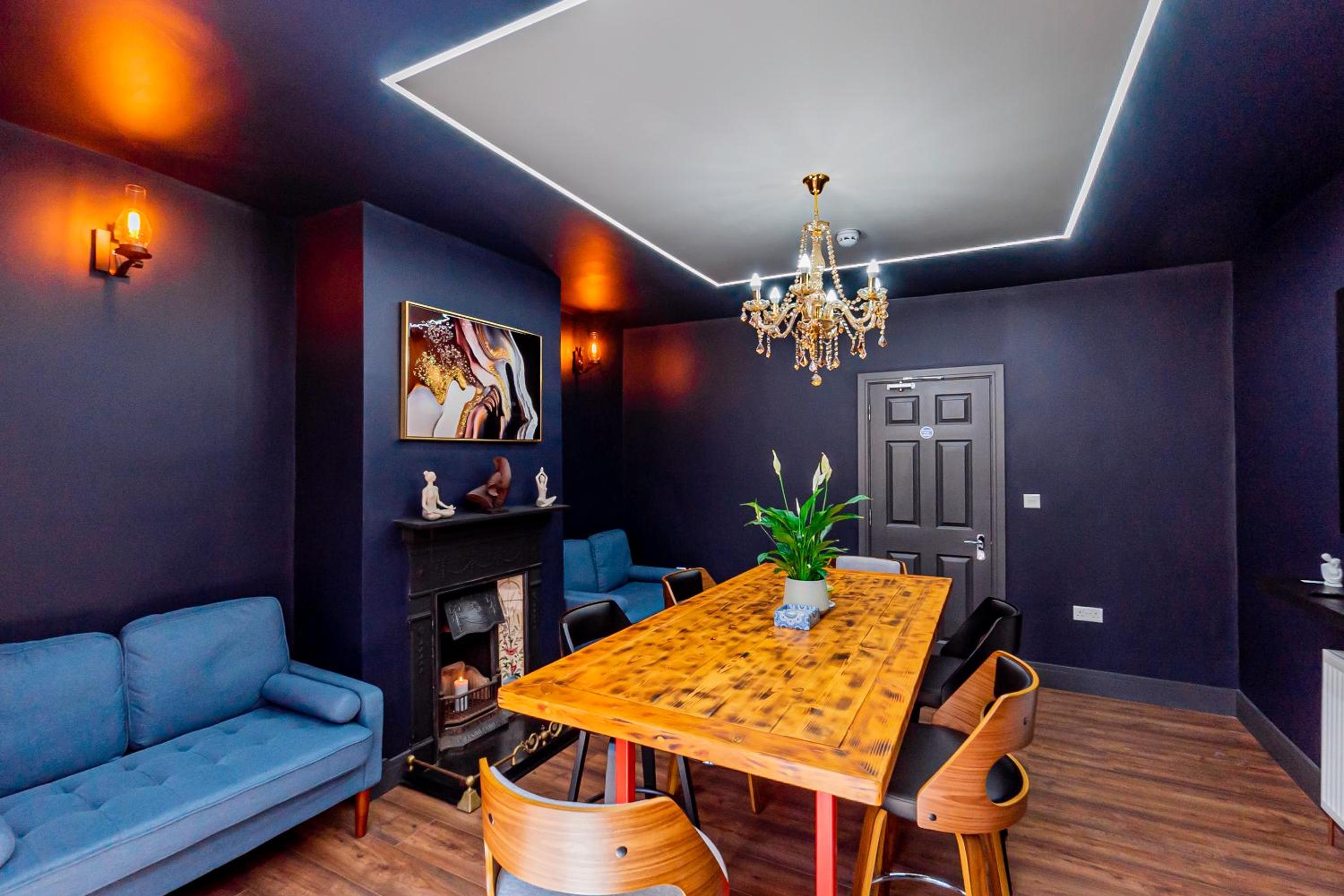 London Heathrow Airport 6 Bedrooms 6 Bathrooms spacious Home Sleeps 10