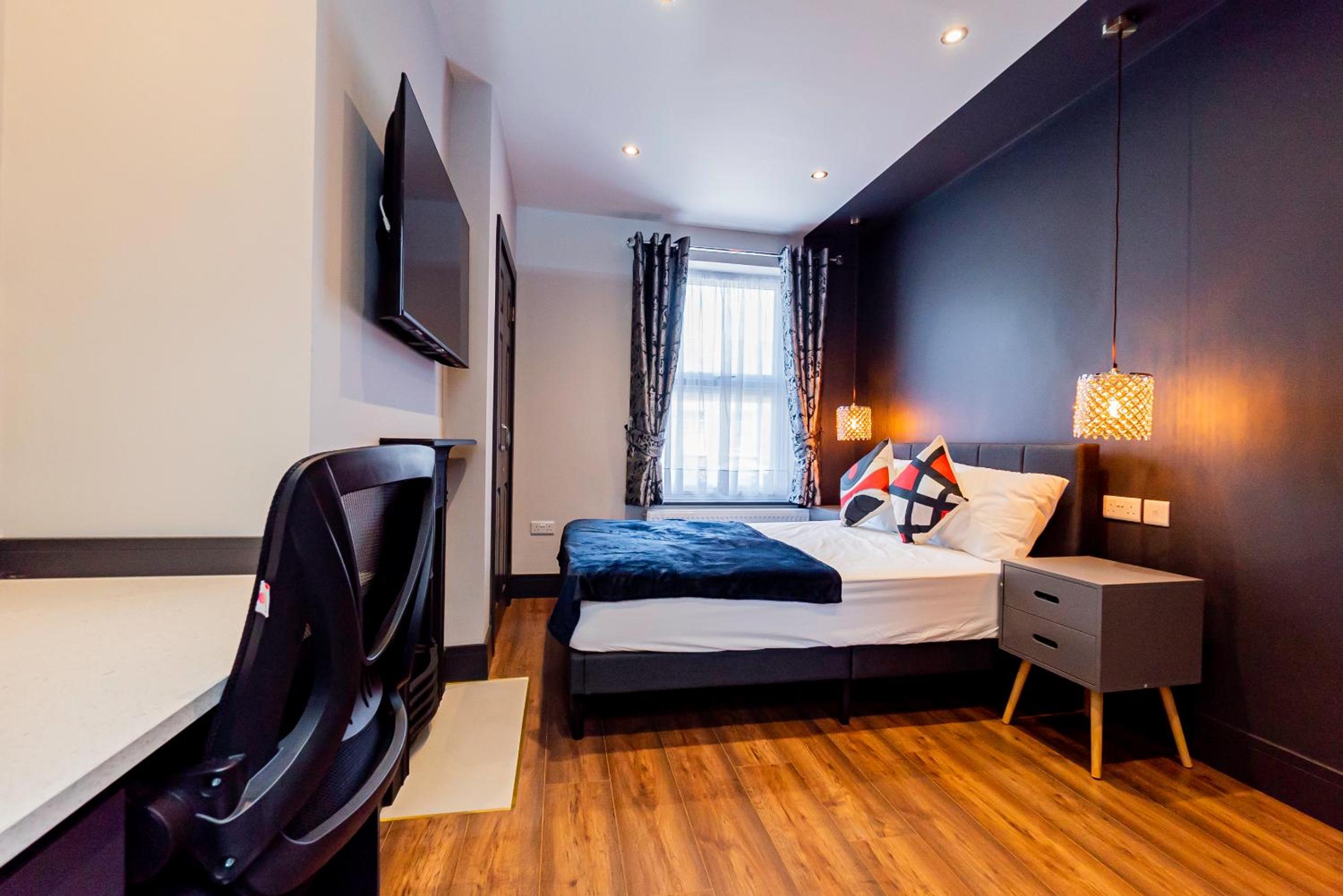 London Heathrow Airport 6 Bedrooms 6 Bathrooms spacious Home Sleeps 10