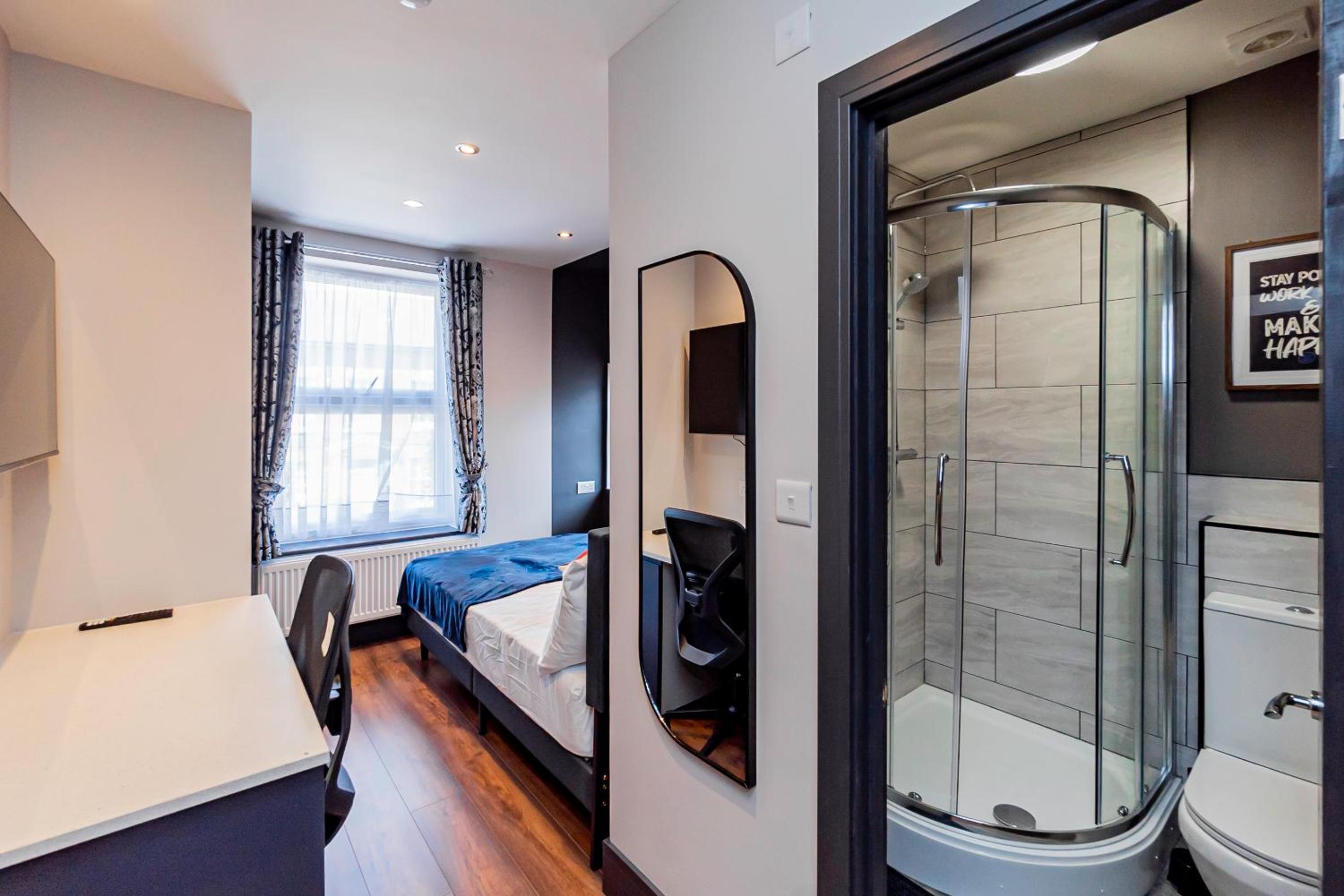London Heathrow Airport 6 Bedrooms 6 Bathrooms spacious Home Sleeps 10