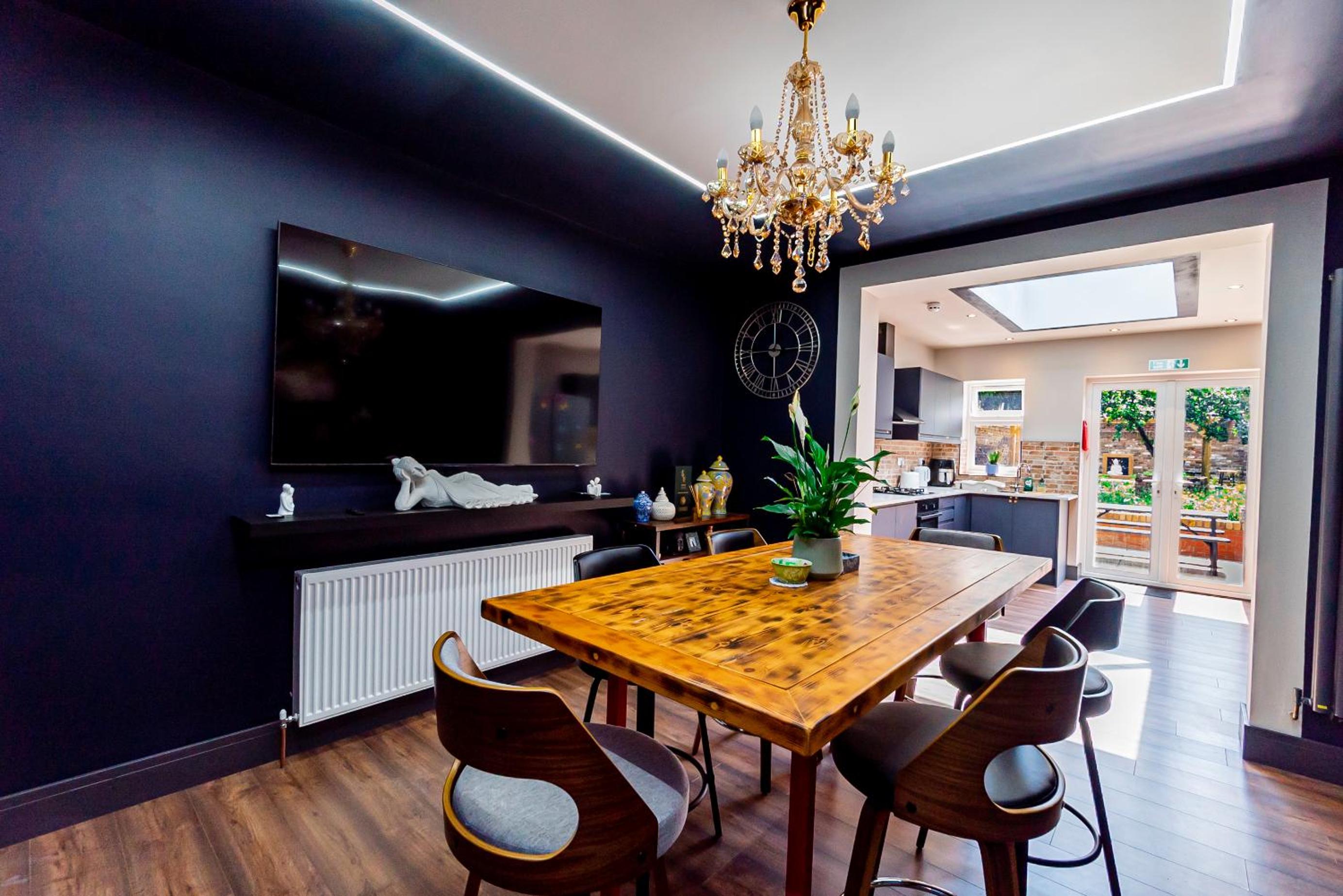 London Heathrow Airport 6 Bedrooms 6 Bathrooms spacious Home Sleeps 10