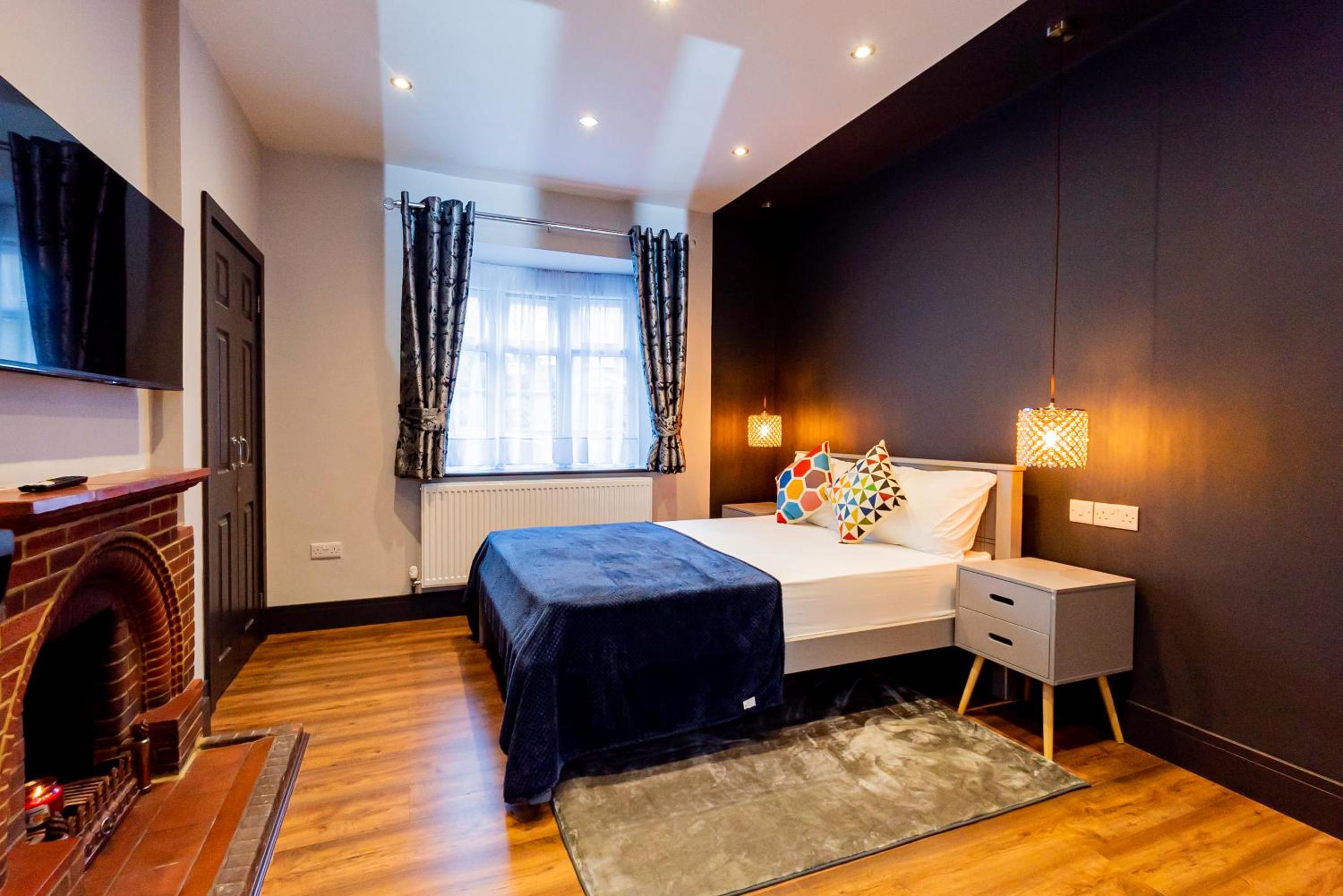 London Heathrow Airport 6 Bedrooms 6 Bathrooms spacious Home Sleeps 10