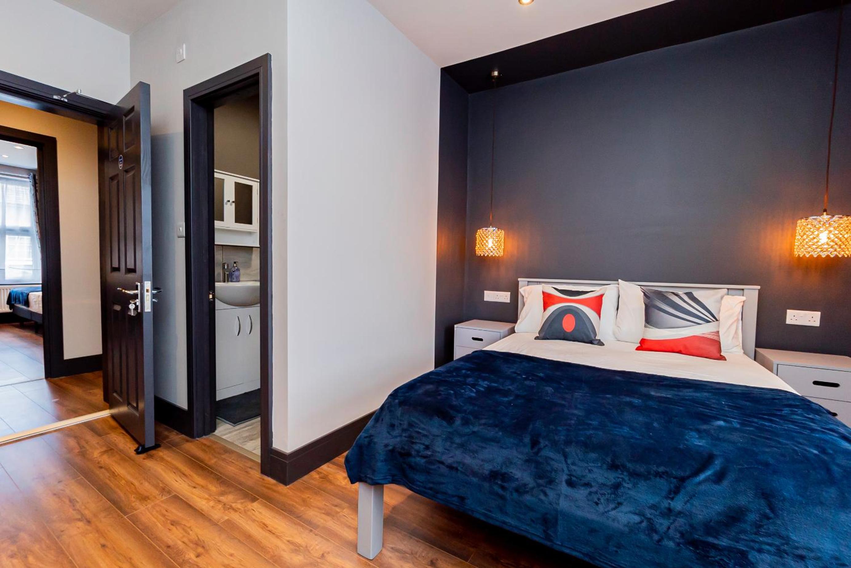 London Heathrow Airport 6 Bedrooms 6 Bathrooms spacious Home Sleeps 10