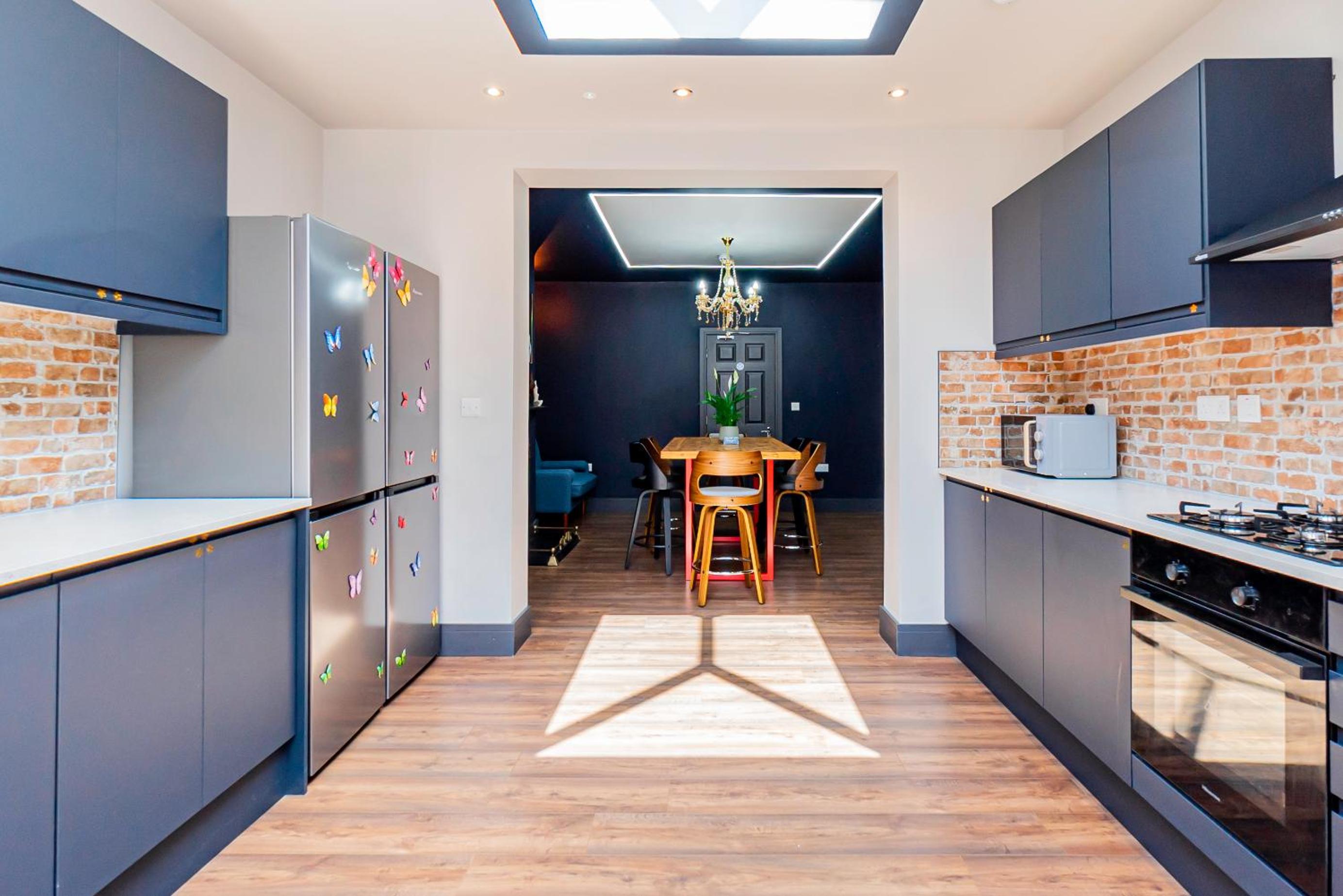 London Heathrow Airport 6 Bedrooms 6 Bathrooms spacious Home Sleeps 10