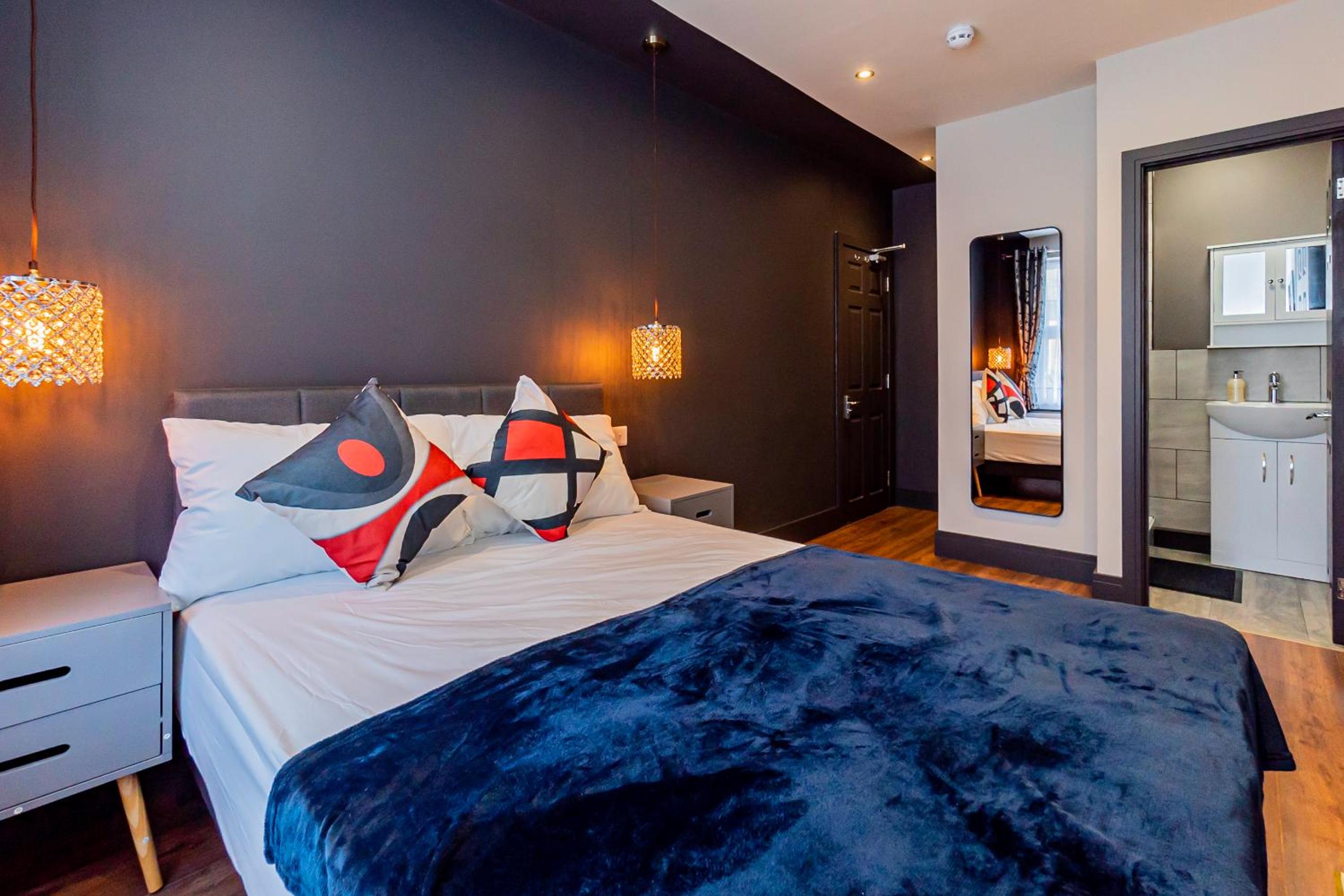 London Heathrow Airport 6 Bedrooms 6 Bathrooms spacious Home Sleeps 10