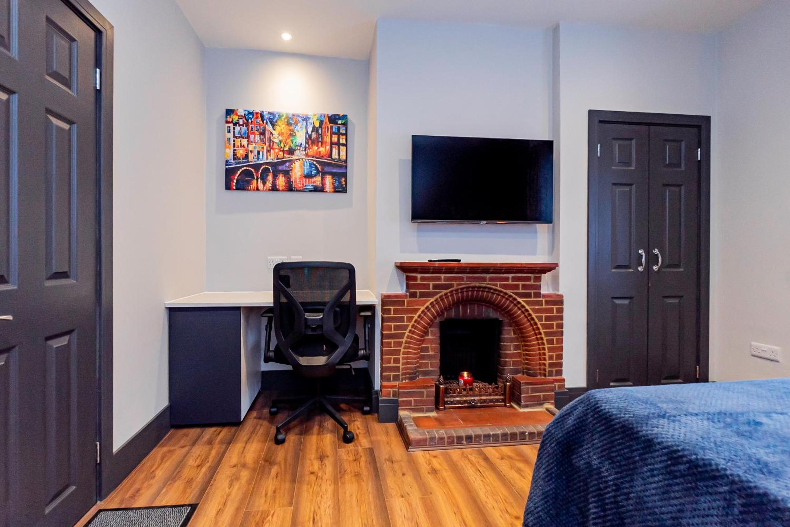London Heathrow Airport 6 Bedrooms 6 Bathrooms spacious Home Sleeps 10