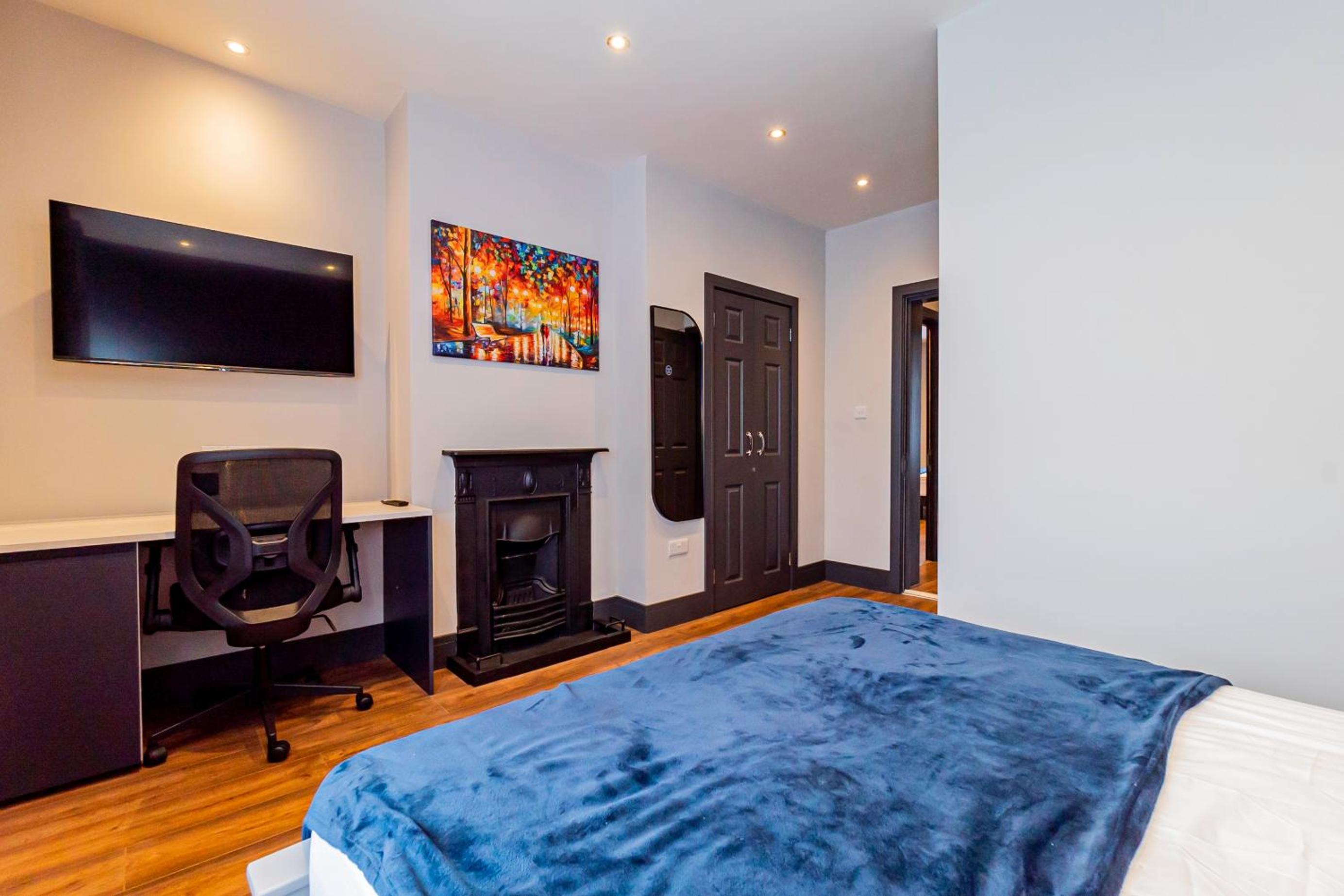 London Heathrow Airport 6 Bedrooms 6 Bathrooms spacious Home Sleeps 10