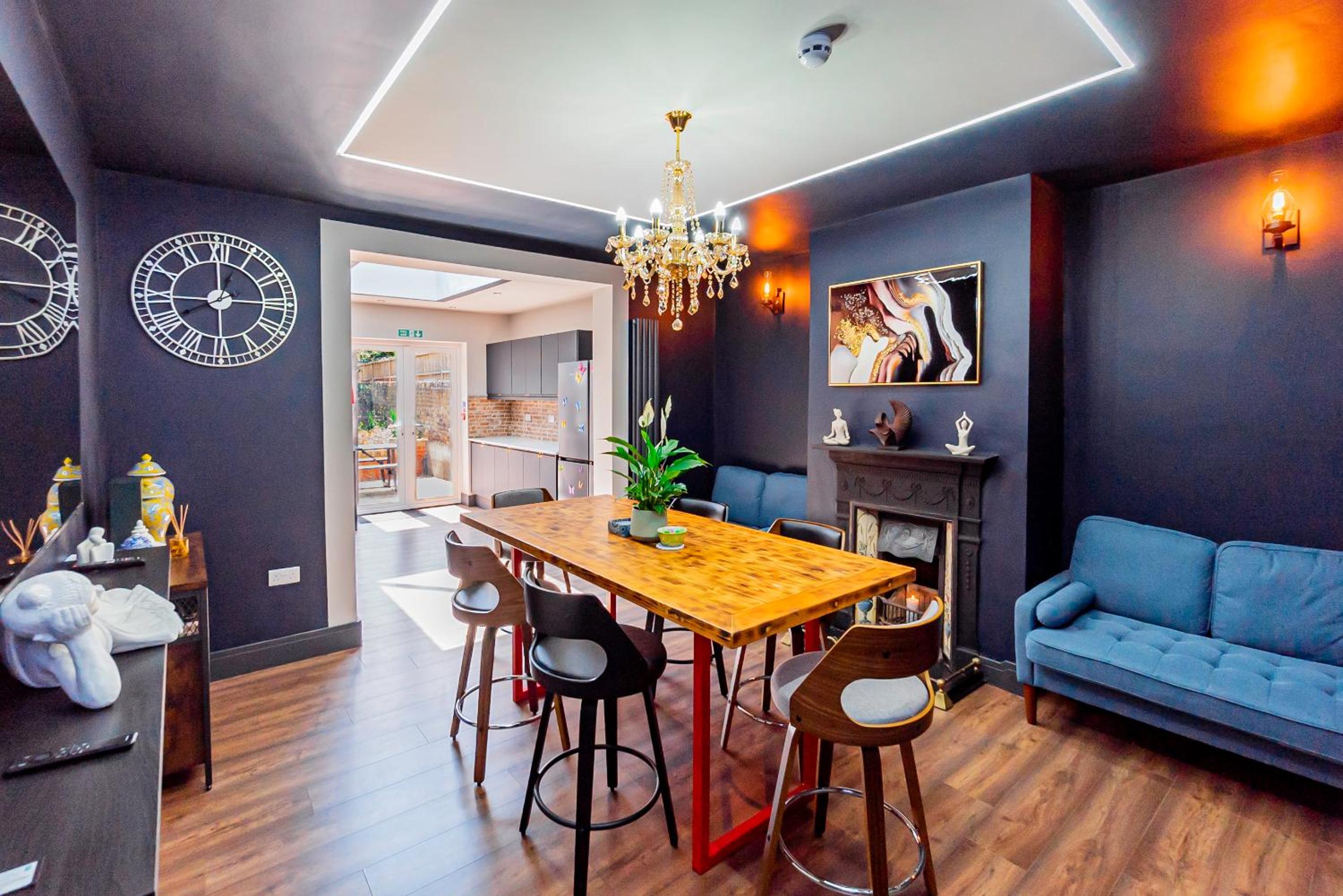 London Heathrow Airport 6 Bedrooms 6 Bathrooms spacious Home Sleeps 10