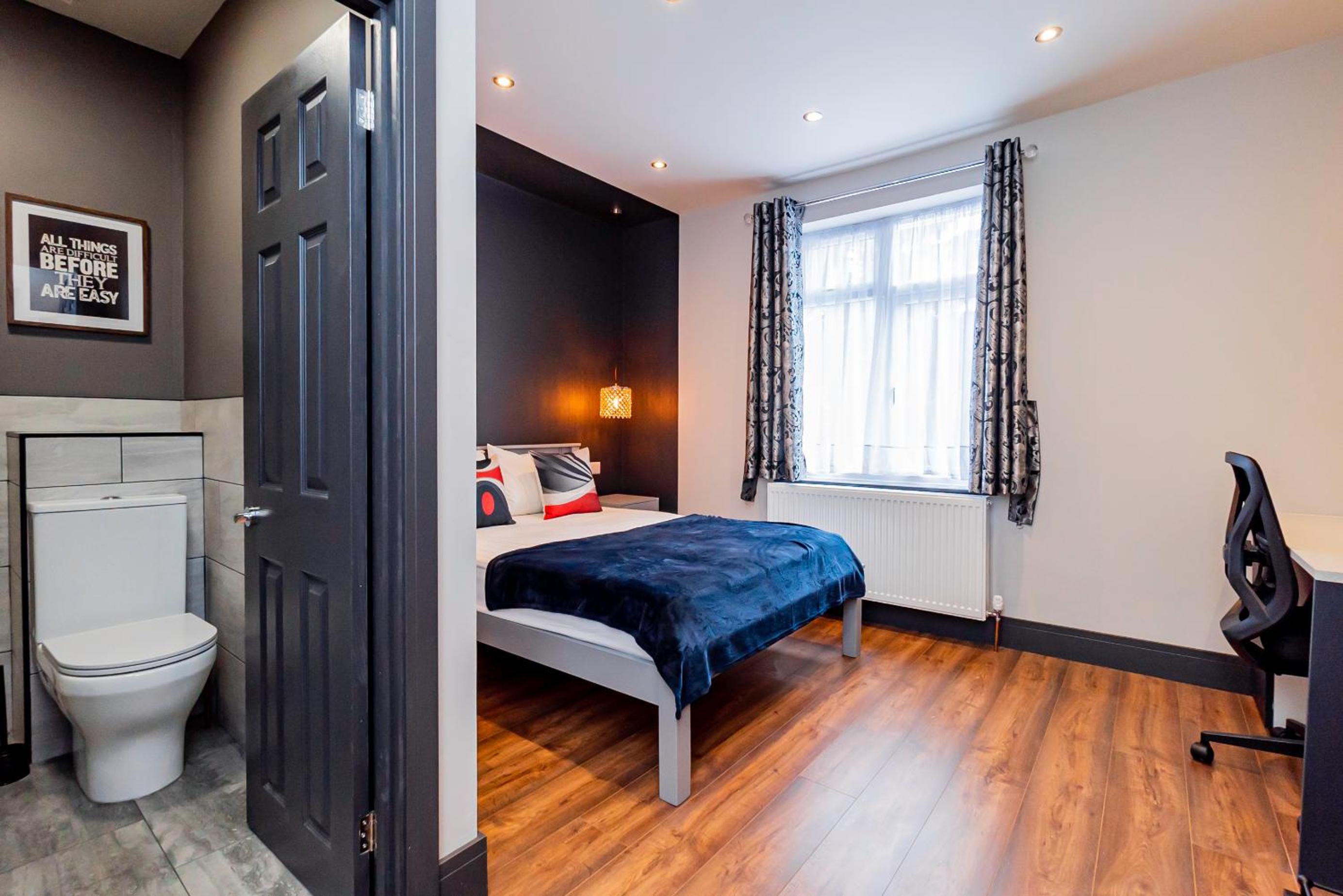 London Heathrow Airport 6 Bedrooms 6 Bathrooms spacious Home Sleeps 10