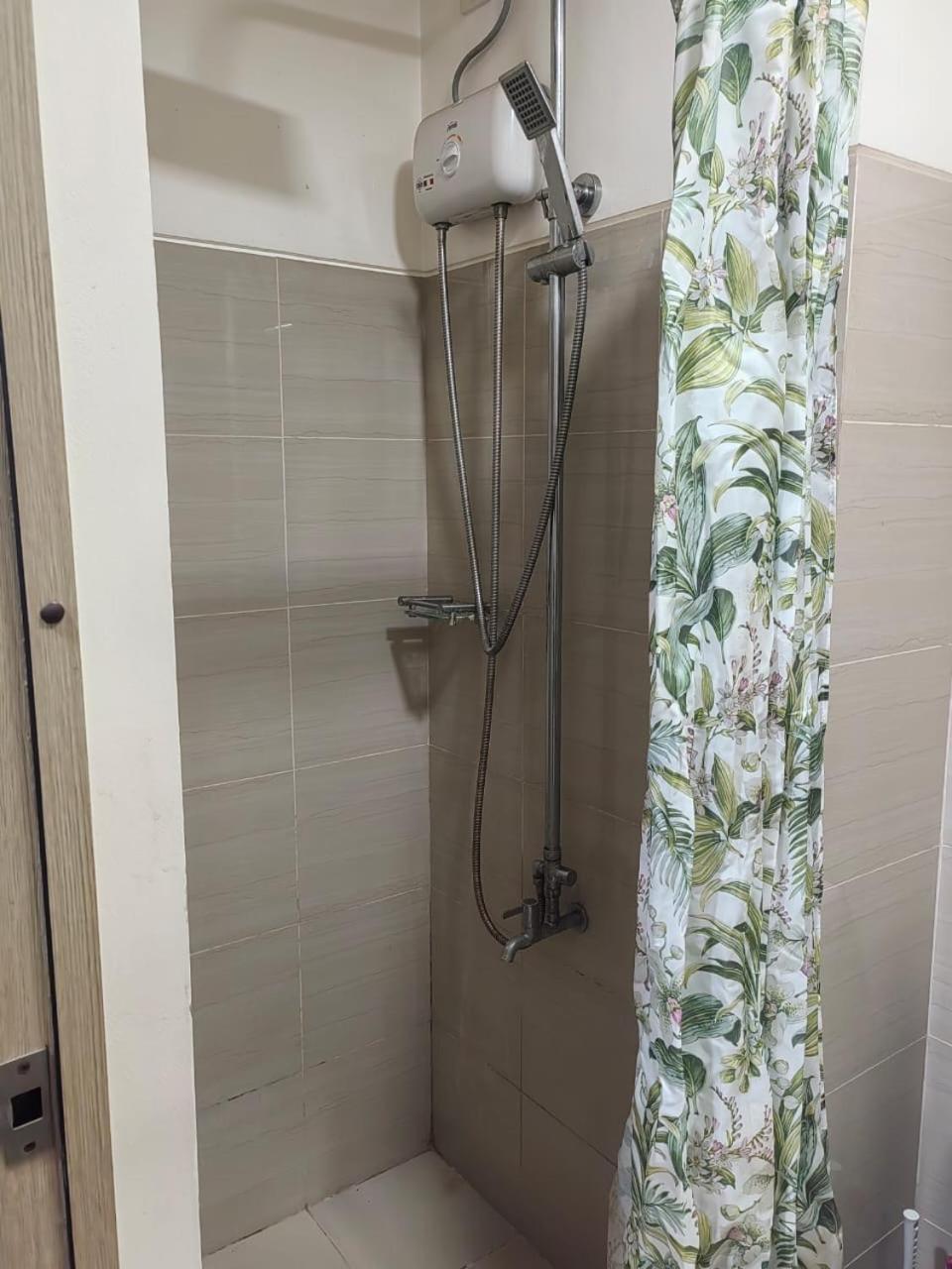 Apartment with balcony walking distance to Mall of Asia located in Shore1 and 2 Residences