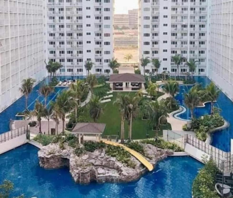 Apartment with balcony walking distance to Mall of Asia located in Shore1 and 2 Residences