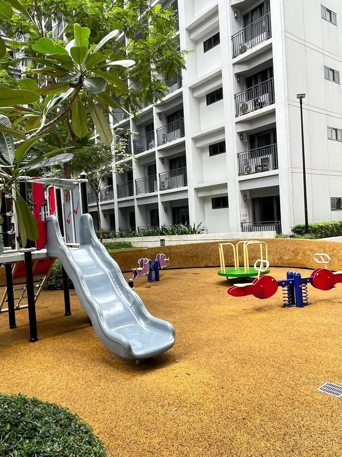 Apartment with balcony walking distance to Mall of Asia located in Shore1 and 2 Residences