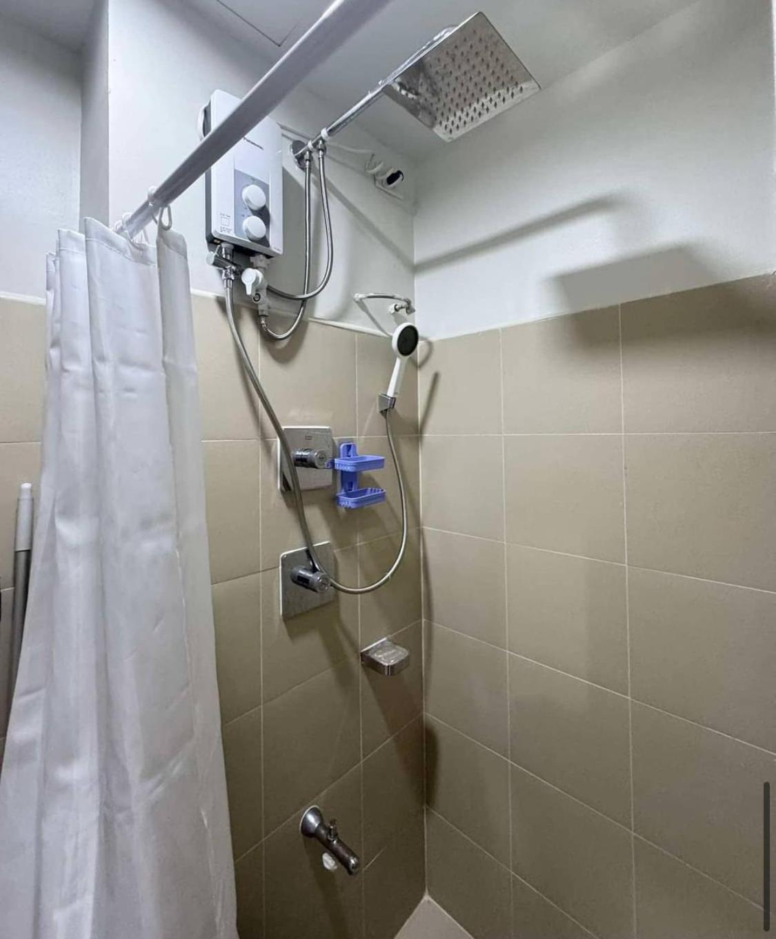 Apartment with balcony walking distance to Mall of Asia located in Shore1 and 2 Residences