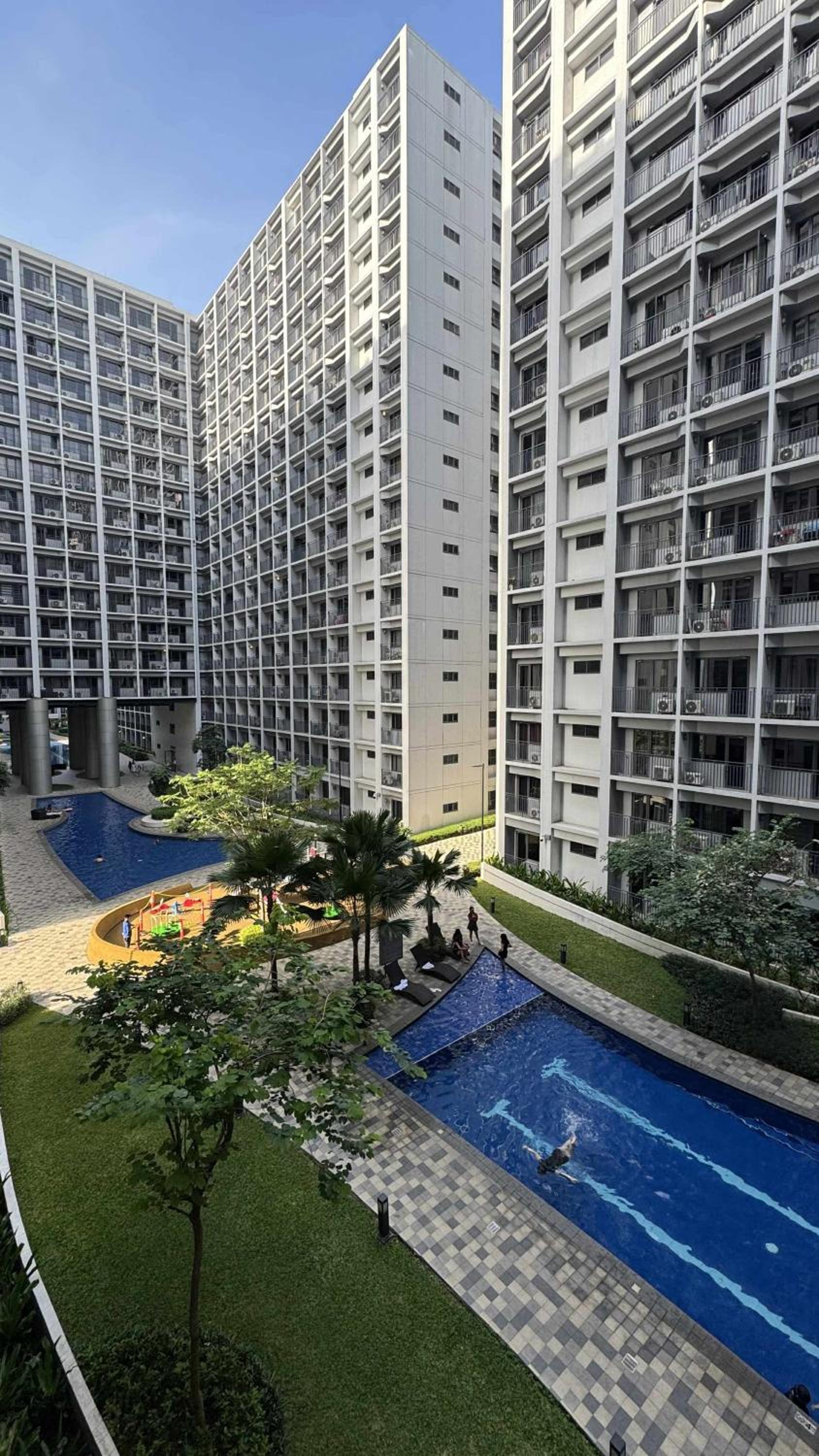 Apartment with balcony walking distance to Mall of Asia located in Shore1 and 2 Residences
