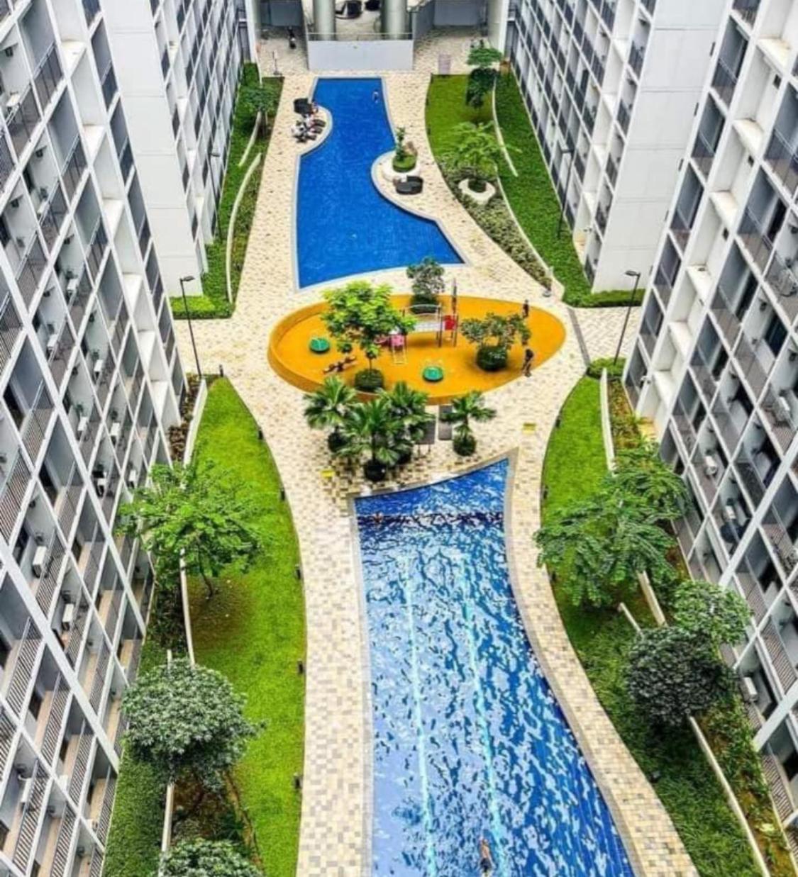 Apartment with balcony walking distance to Mall of Asia located in Shore1 and 2 Residences