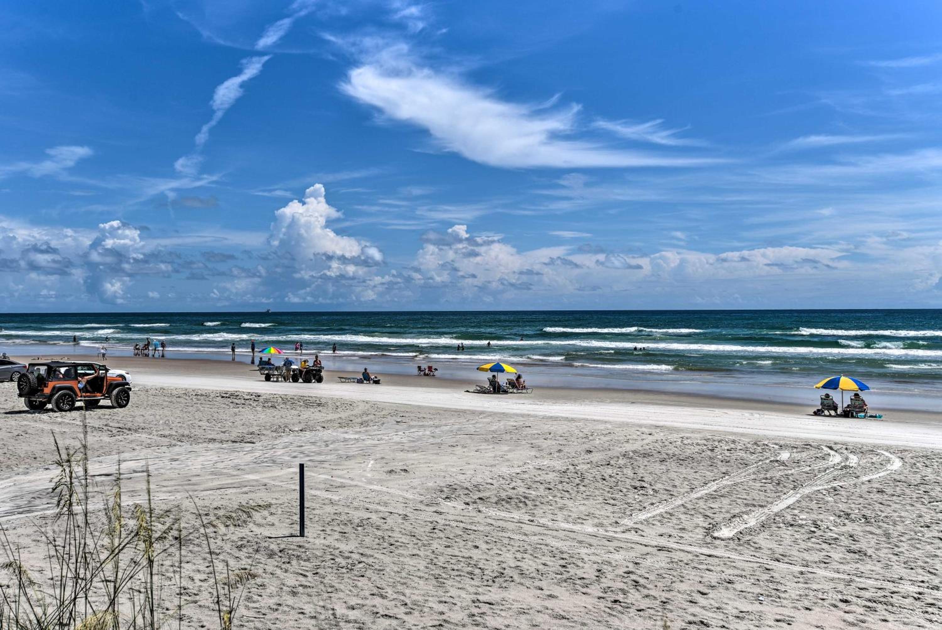 Beachfront Studio Walk to Daytona Fun!
