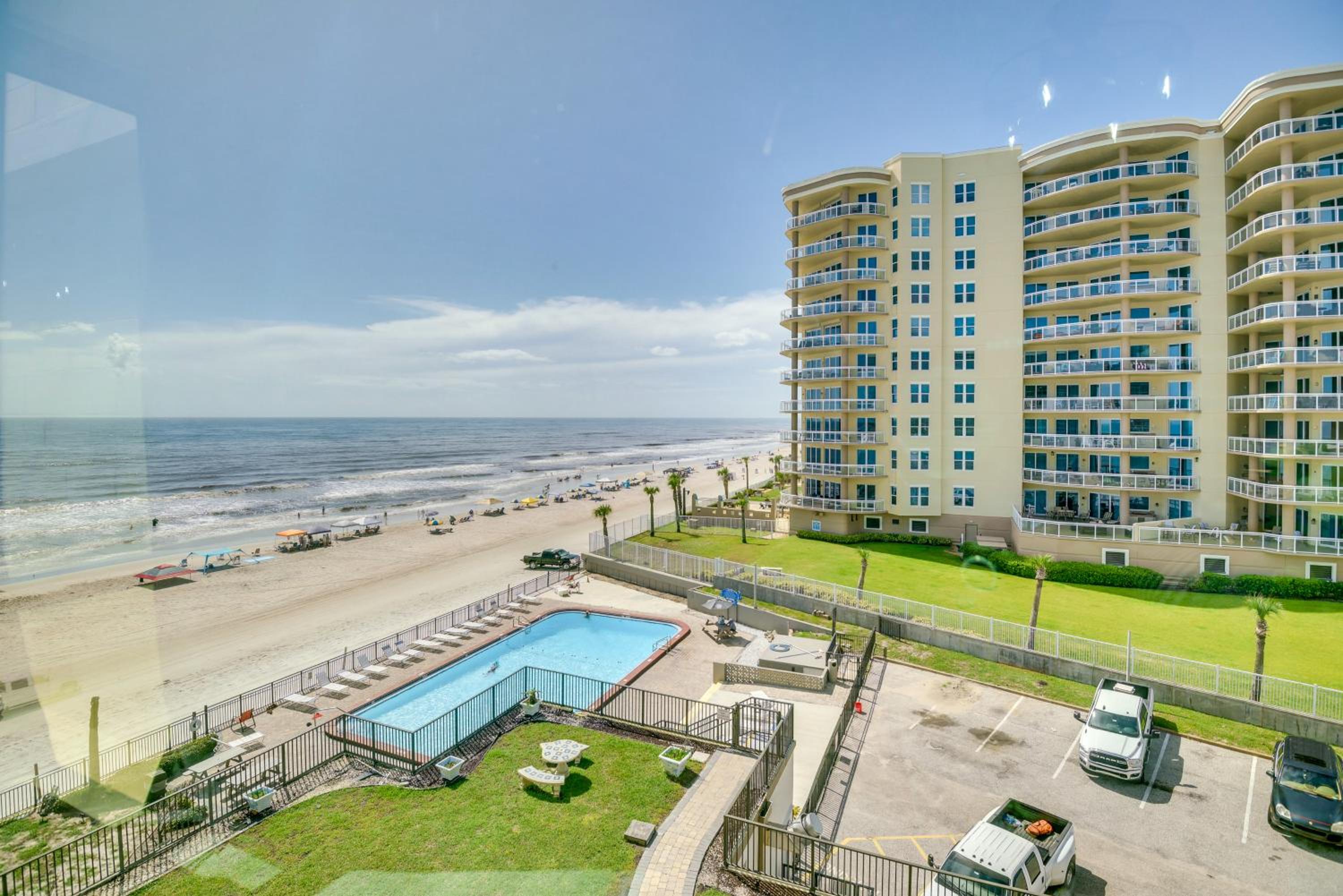 Beachfront Studio Walk to Daytona Fun!