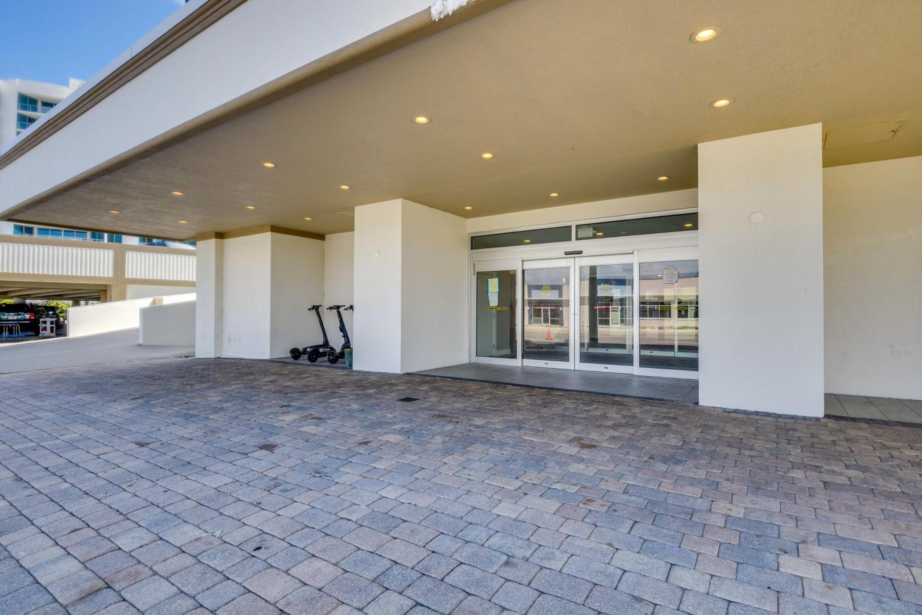 Beachfront Studio Walk to Daytona Fun!