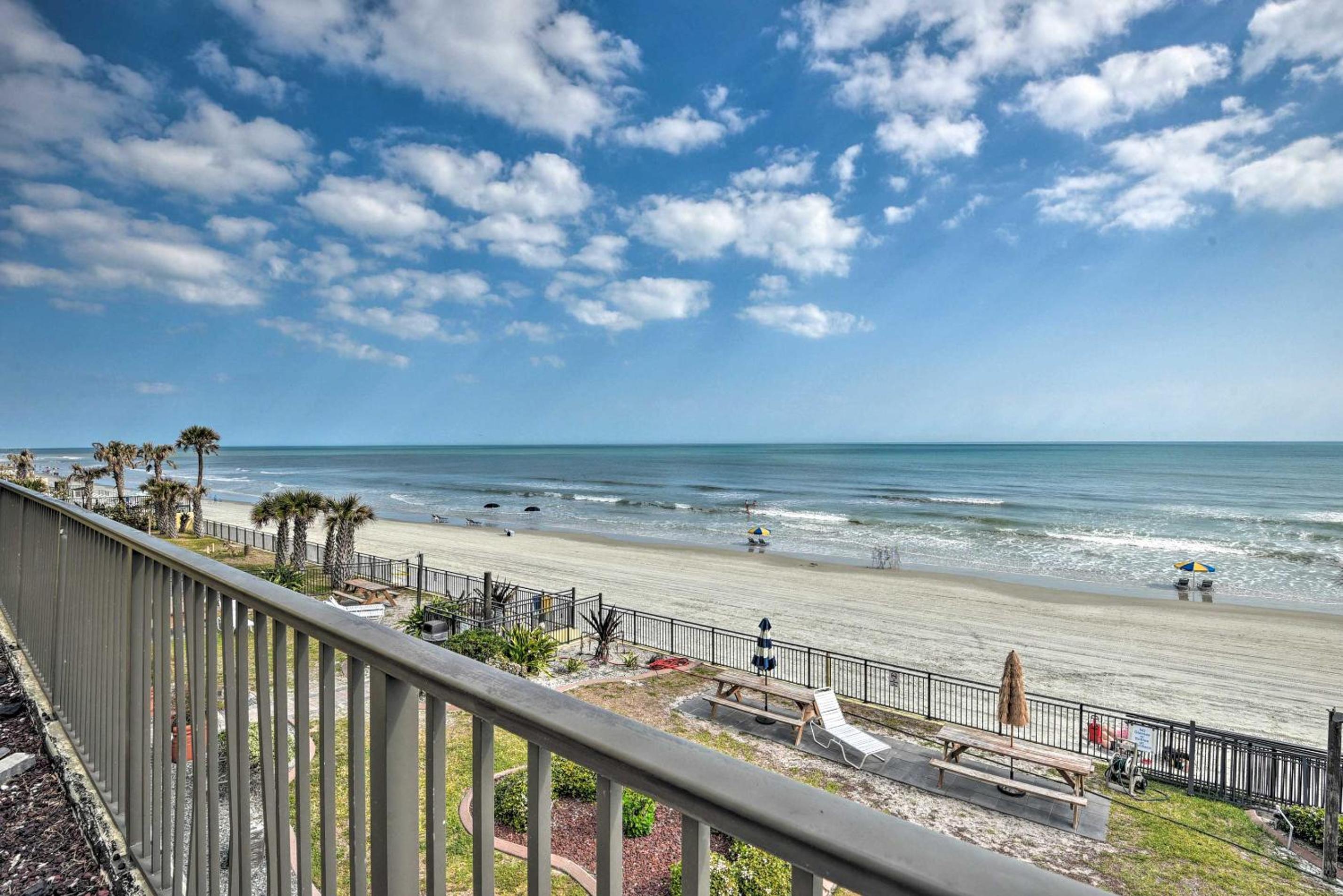 Beachfront Studio Walk to Daytona Fun!