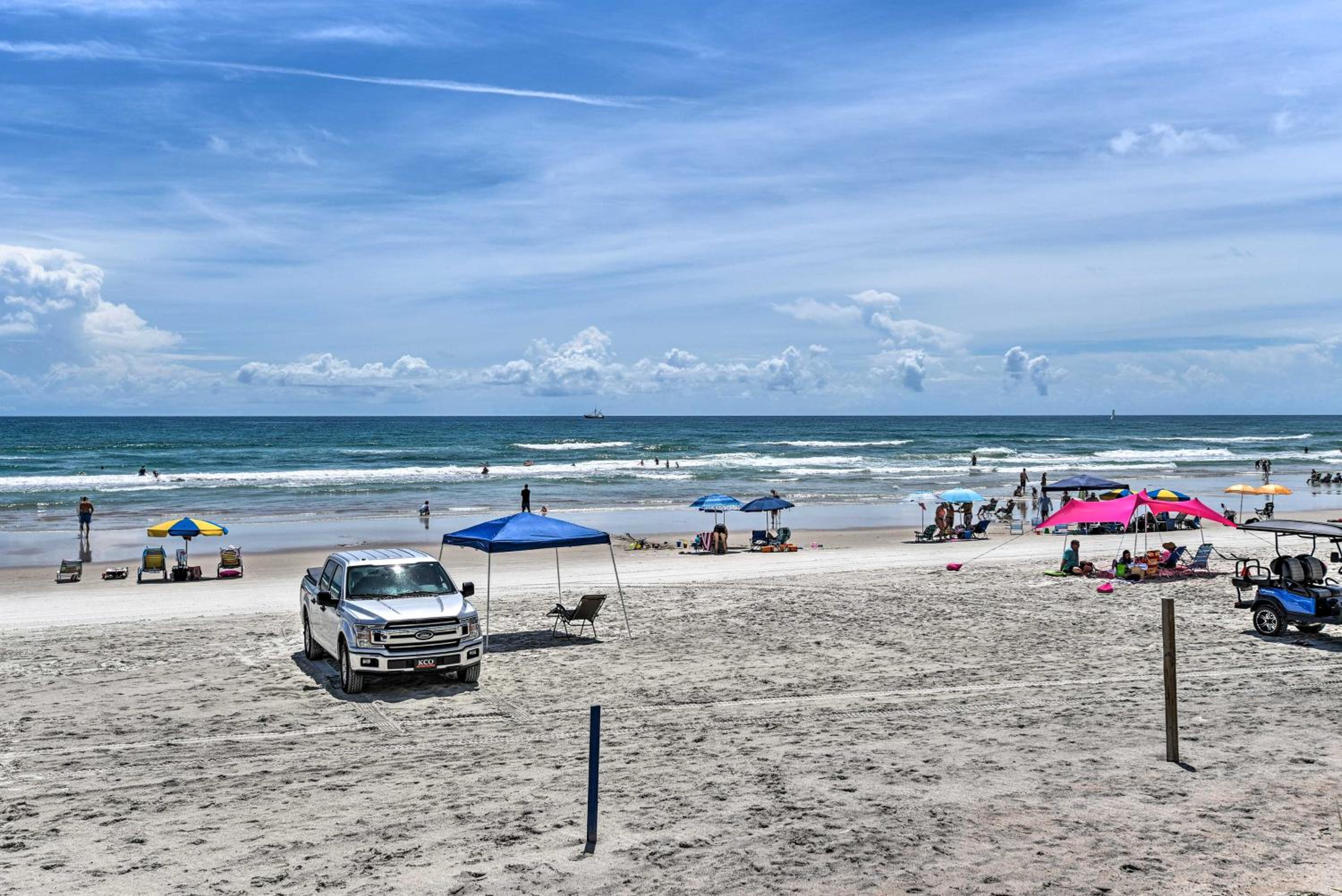Beachfront Studio Walk to Daytona Fun!