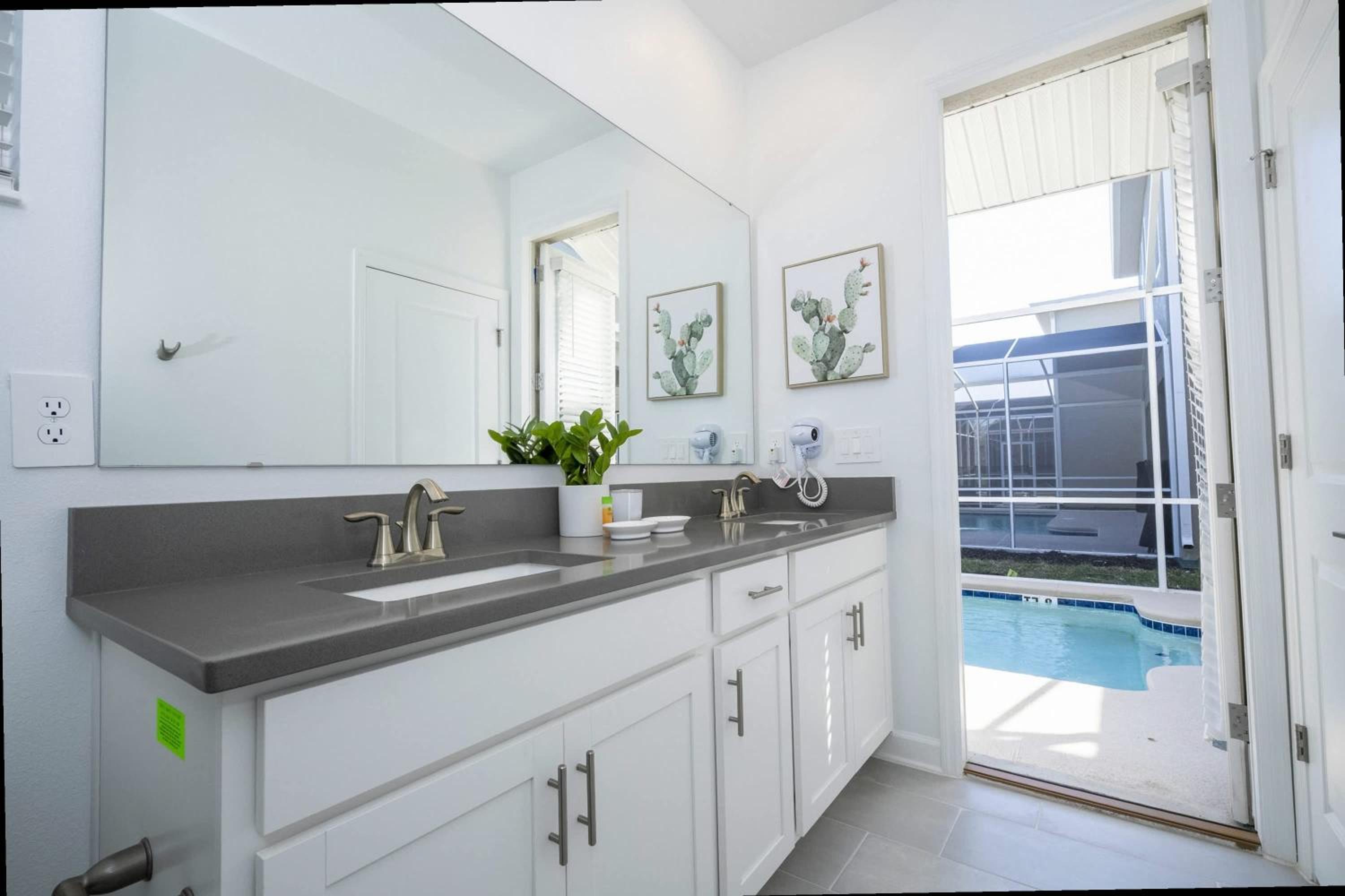 Themed 5Bd Family Villa w Pool & Spa Near Disney