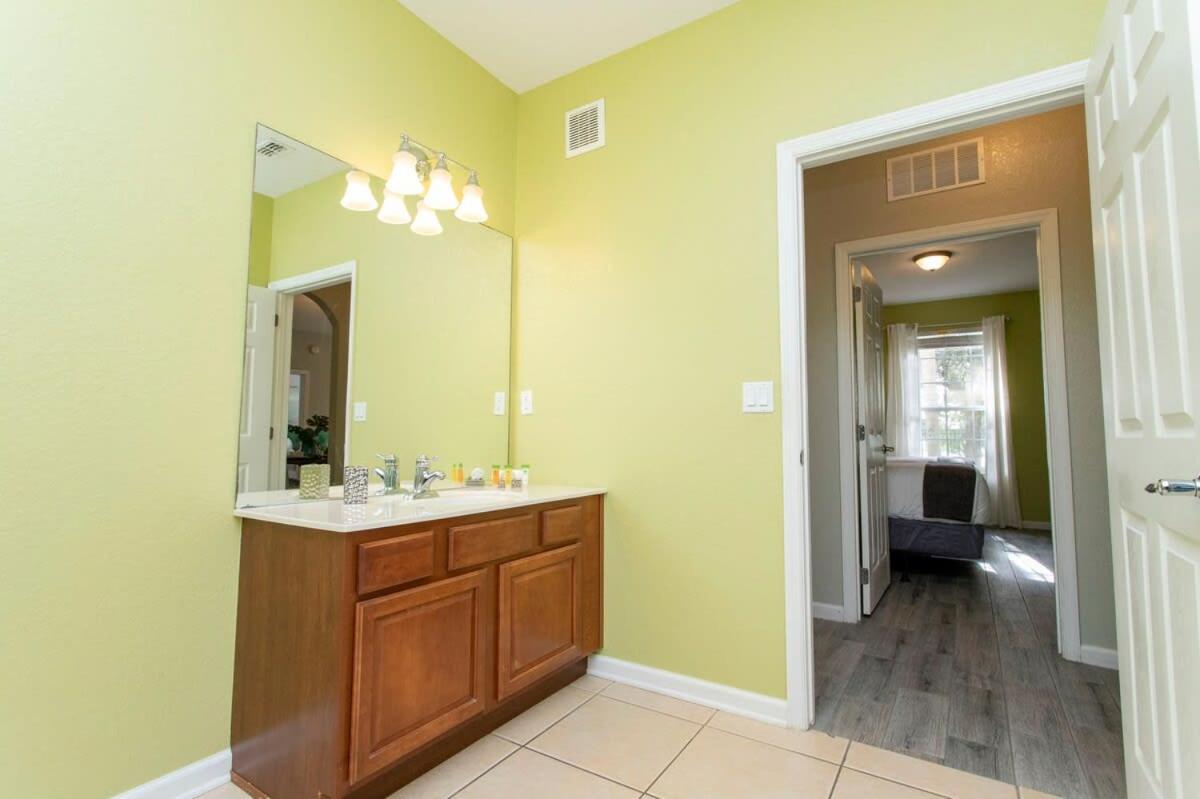 Magnificent 2 Bedroom Apt Vista Cay Resort 107