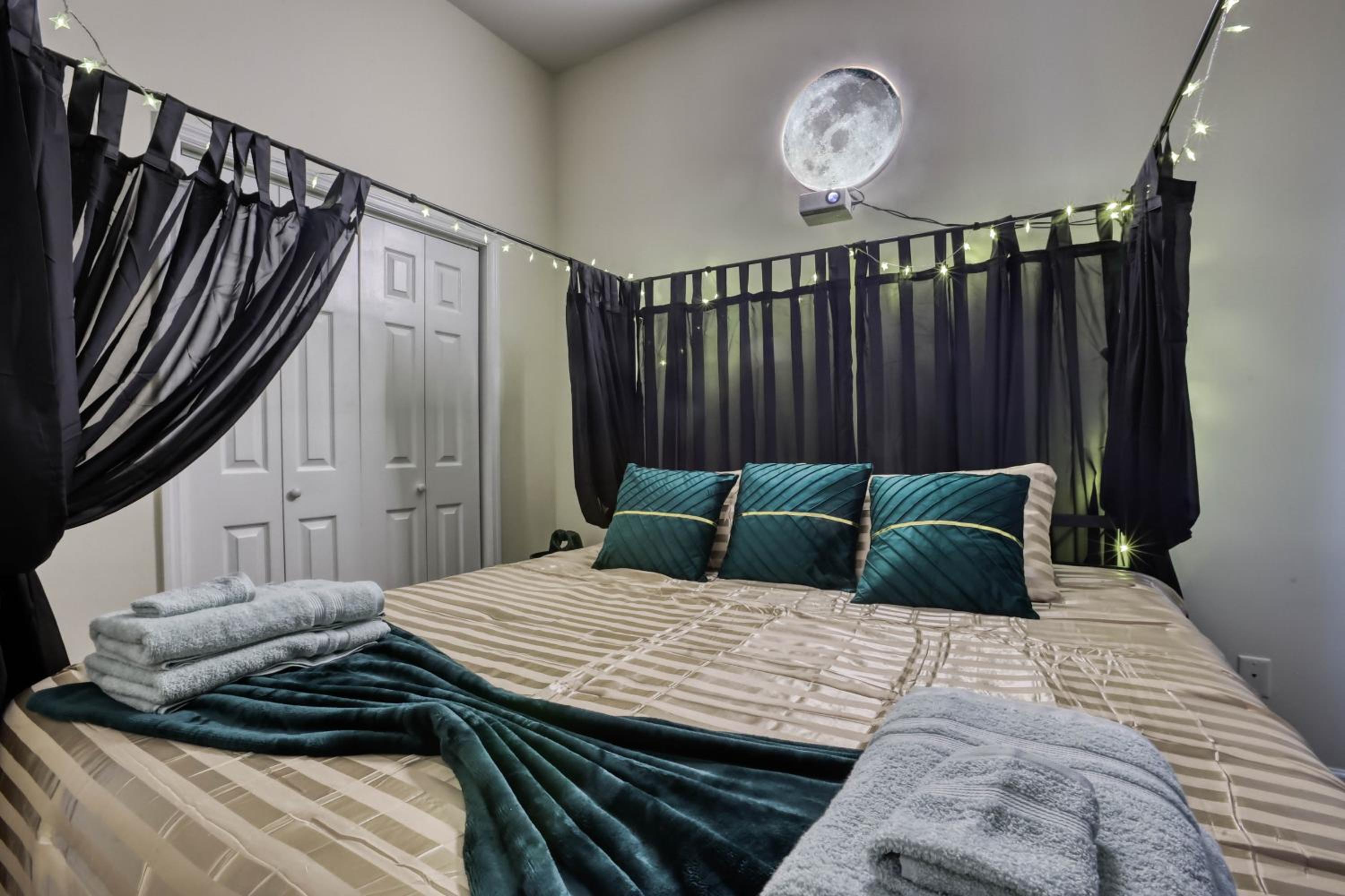 4 King Beds - Sleeps 14 - Projectors - Starland - Massage Chair - Games