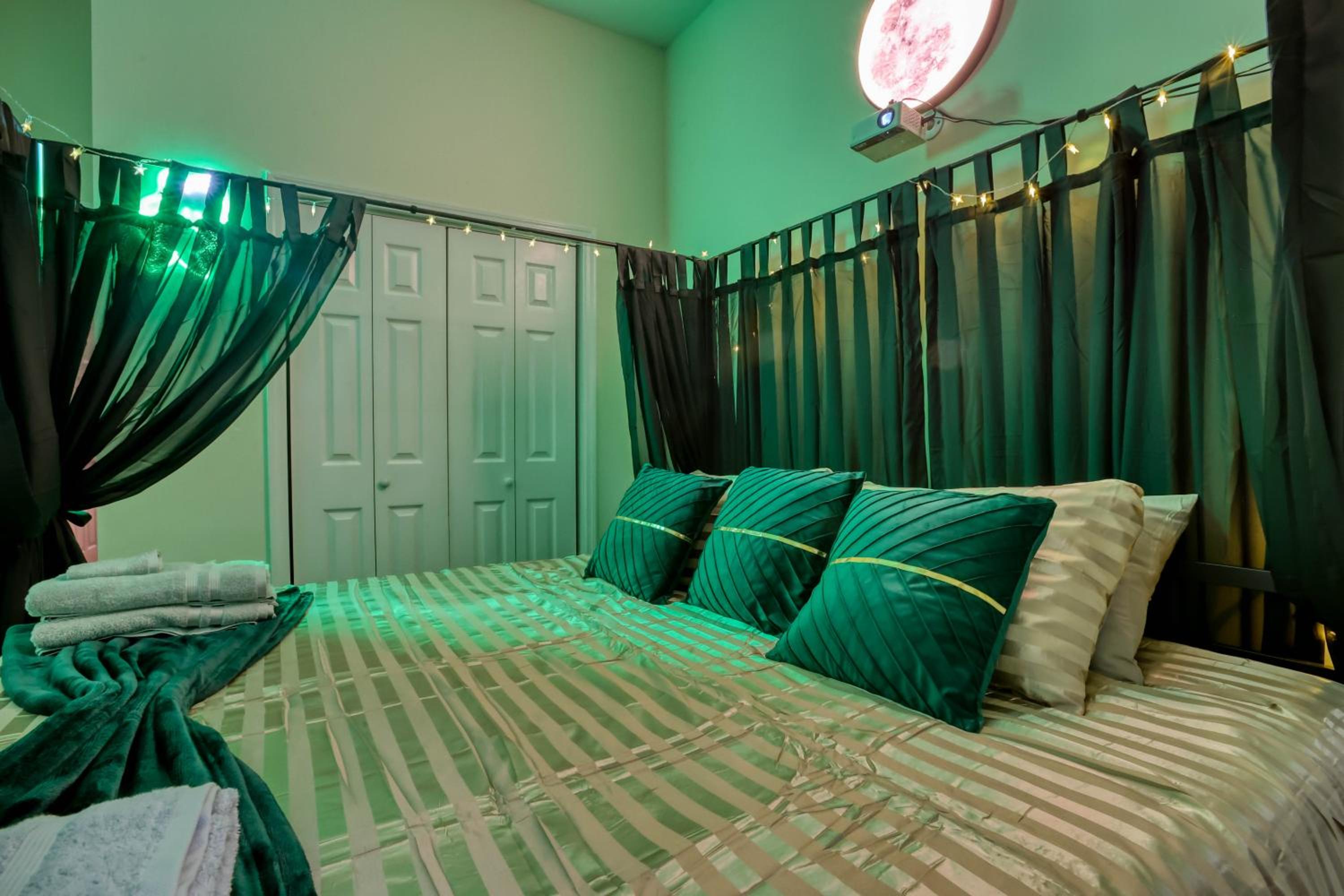 4 King Beds - Sleeps 14 - Projectors - Starland - Massage Chair - Games