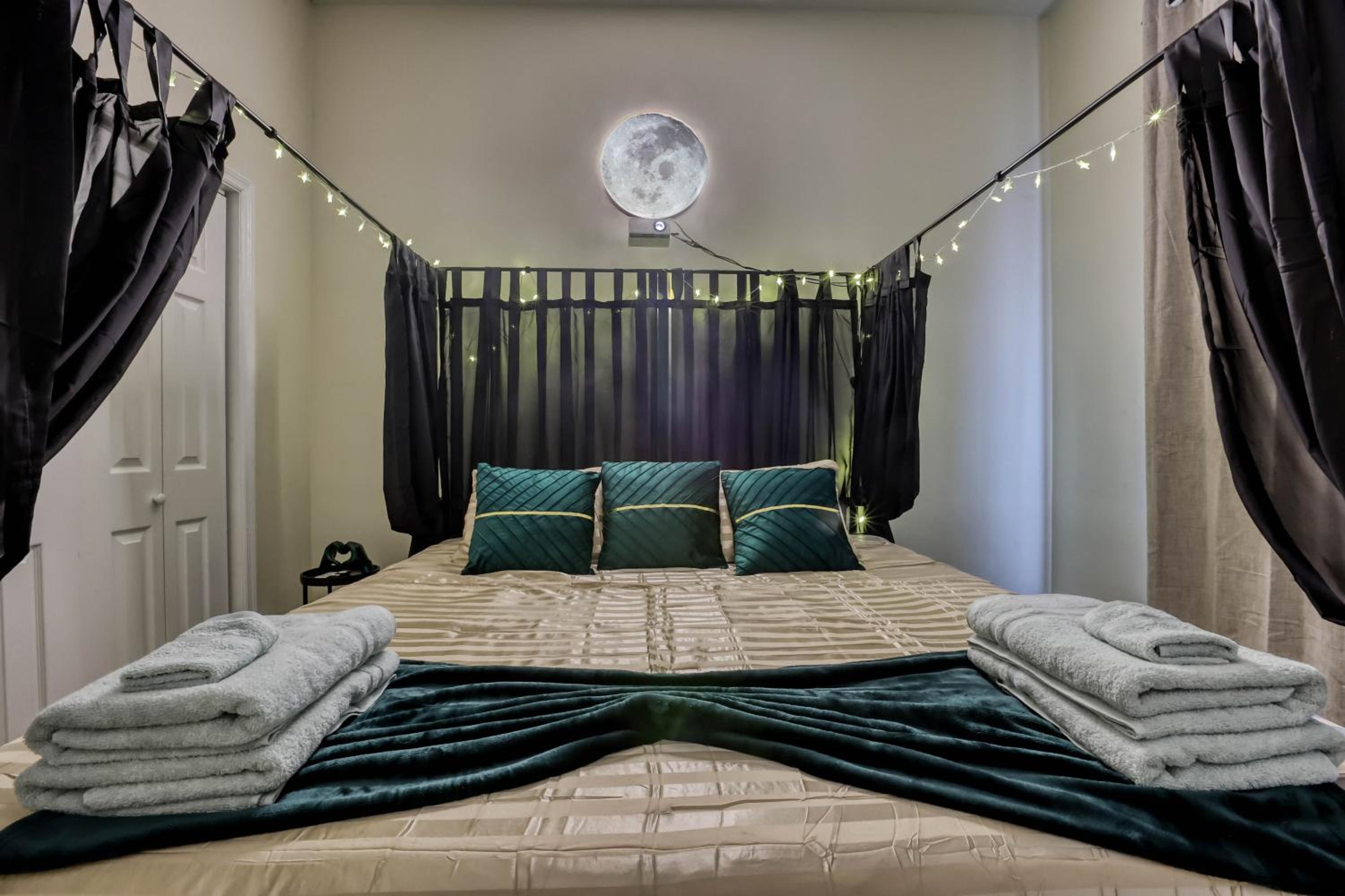 4 King Beds - Sleeps 14 - Projectors - Starland - Massage Chair - Games