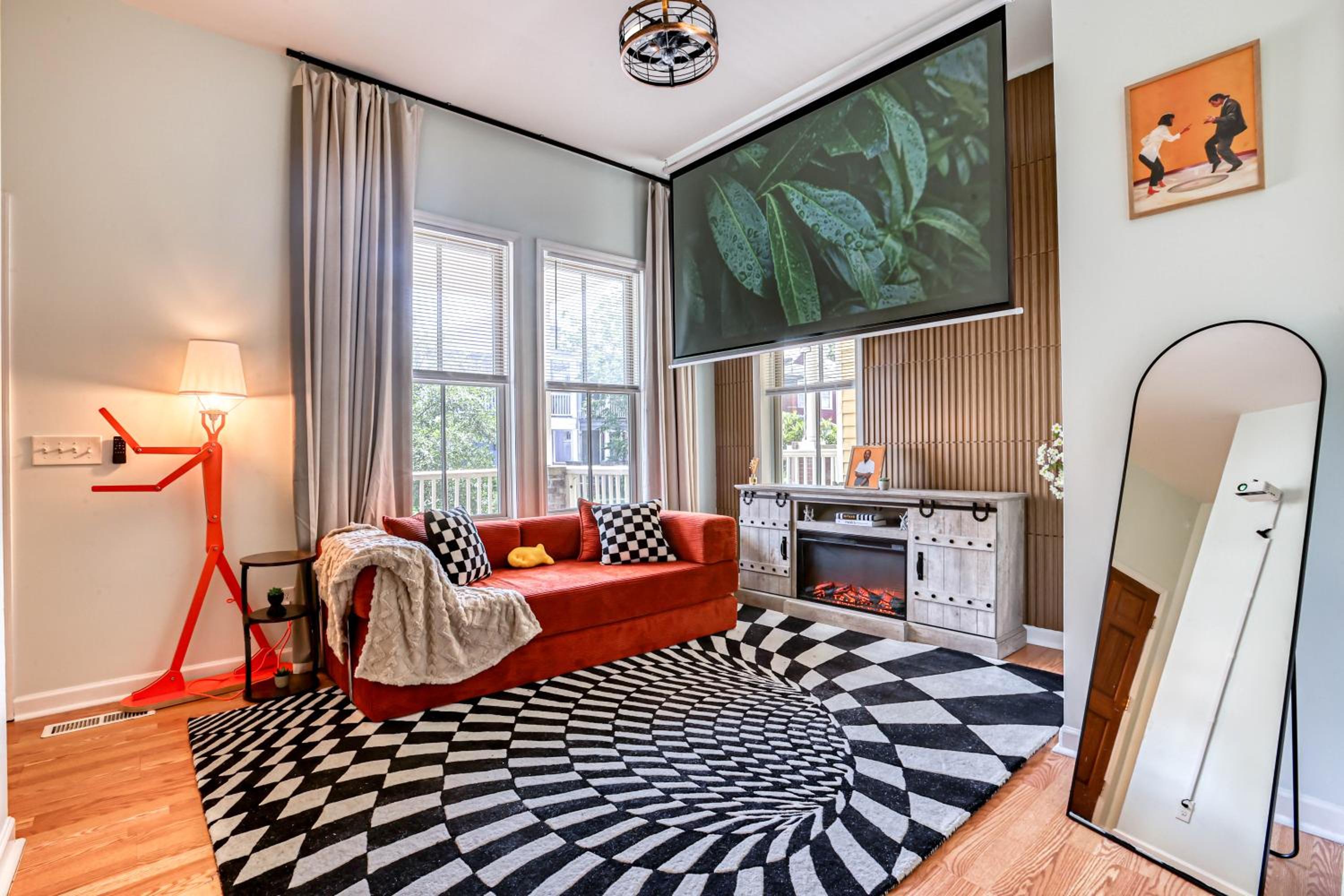 4 King Beds - Sleeps 14 - Projectors - Starland - Massage Chair - Games