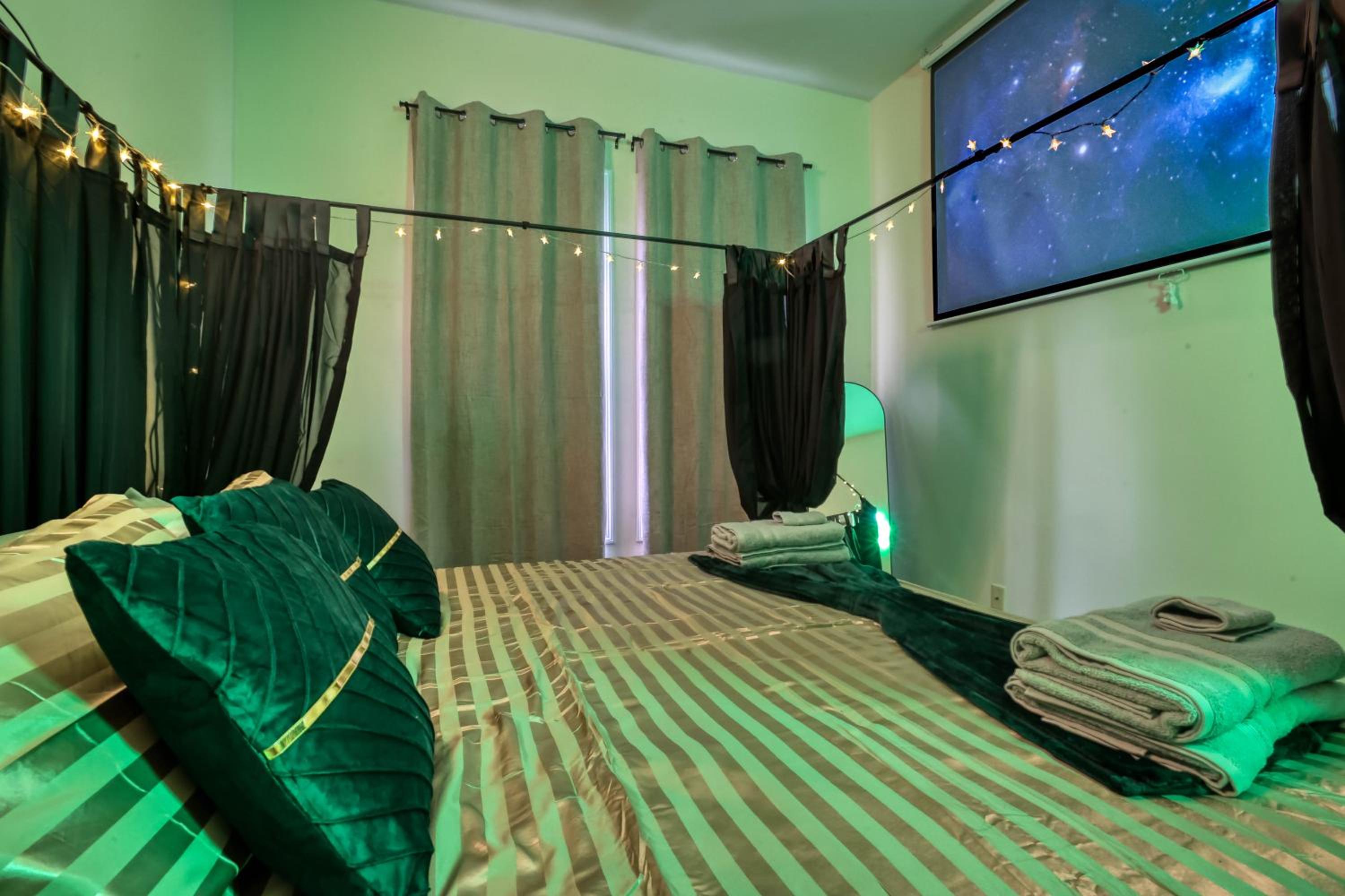 4 King Beds - Sleeps 14 - Projectors - Starland - Massage Chair - Games