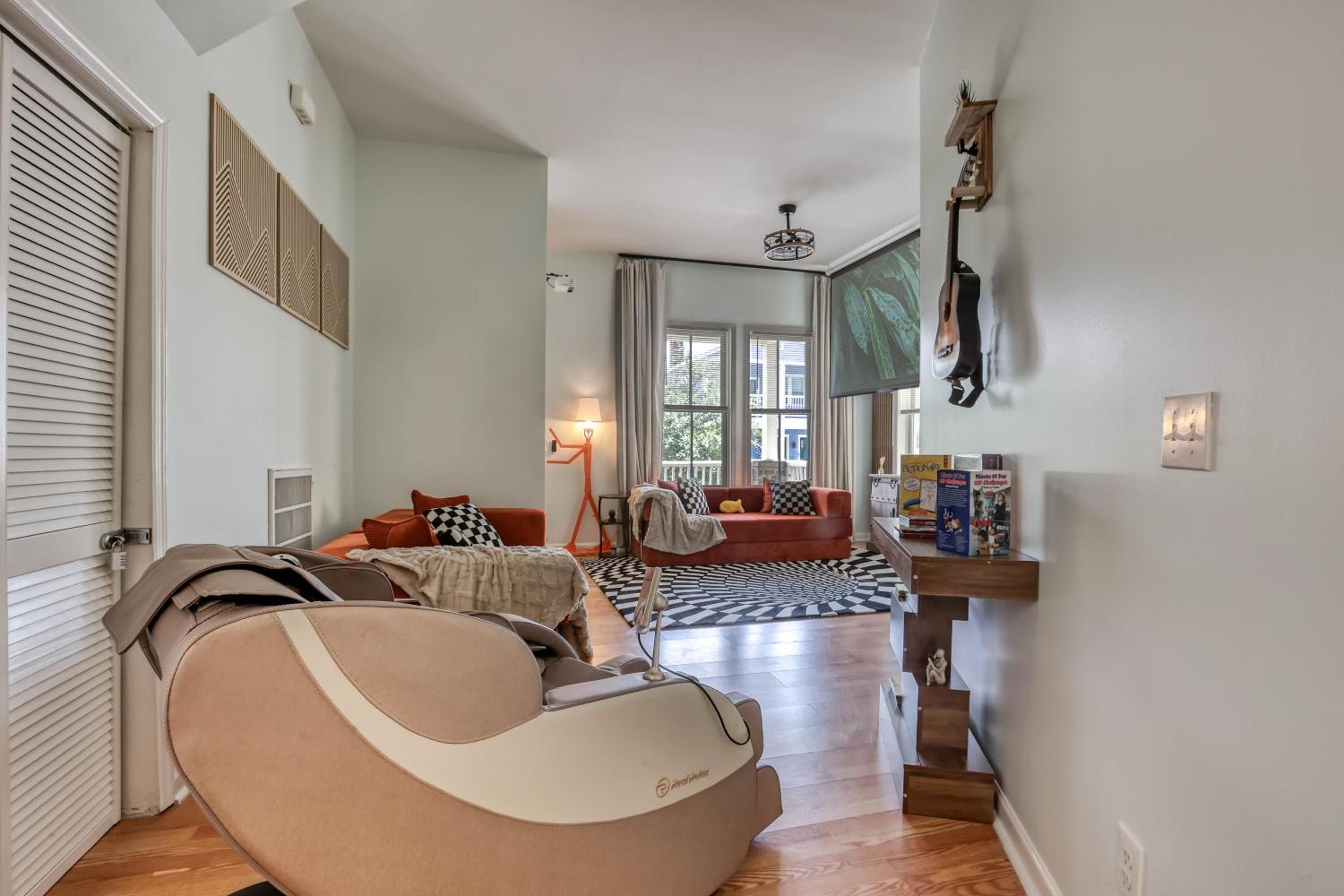 4 King Beds - Sleeps 14 - Projectors - Starland - Massage Chair - Games