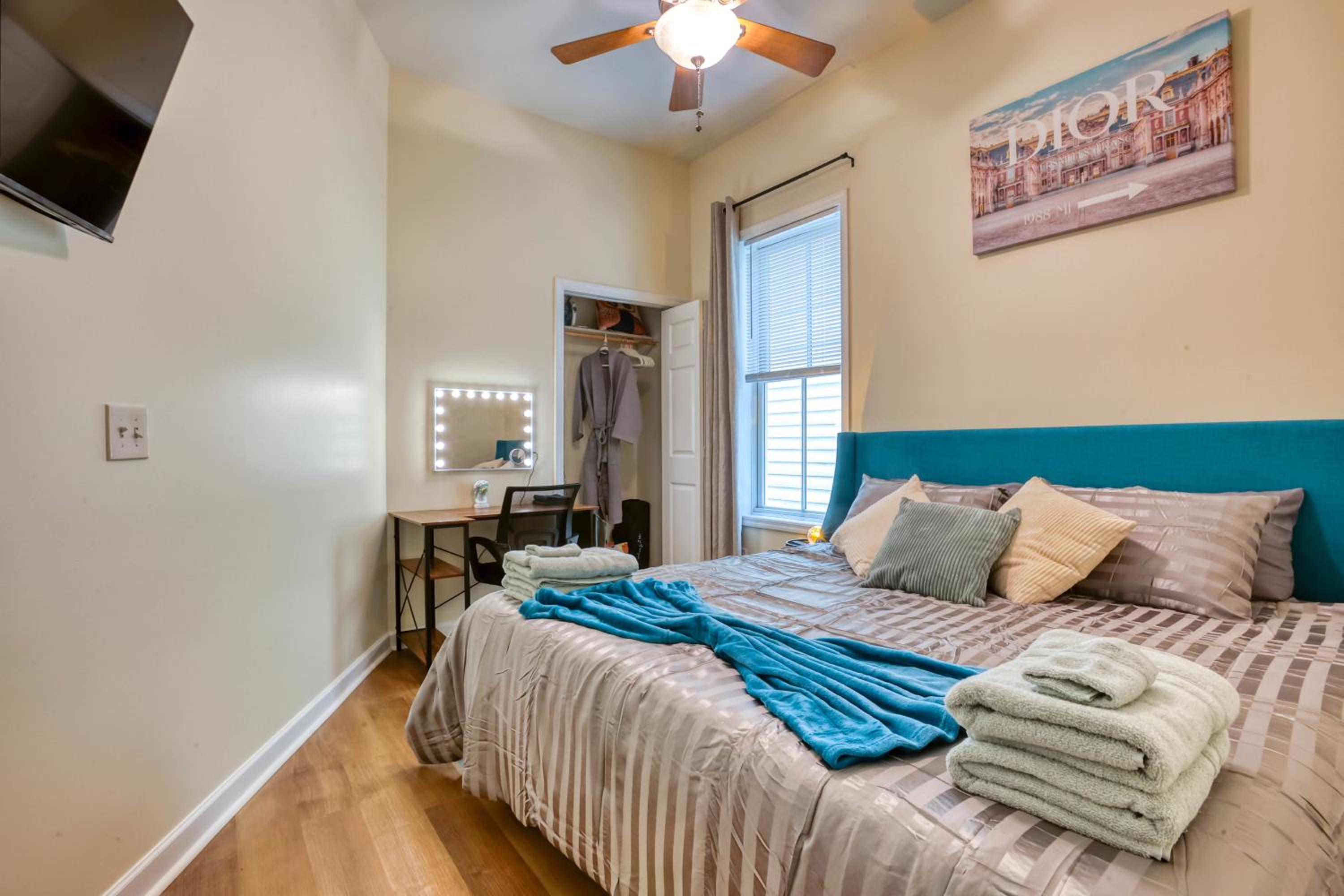 4 King Beds - Sleeps 14 - Projectors - Starland - Massage Chair - Games
