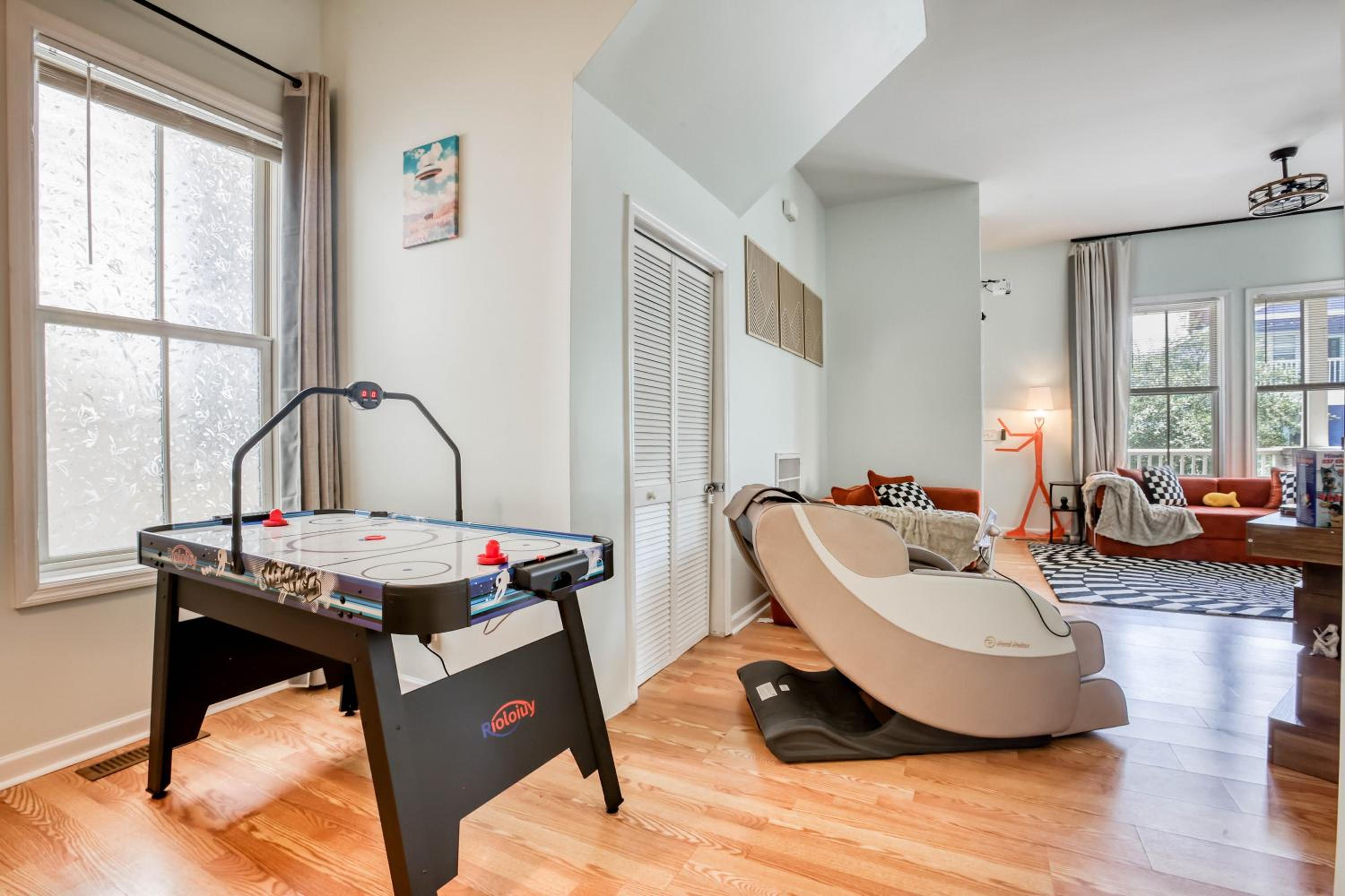 4 King Beds - Sleeps 14 - Projectors - Starland - Massage Chair - Games