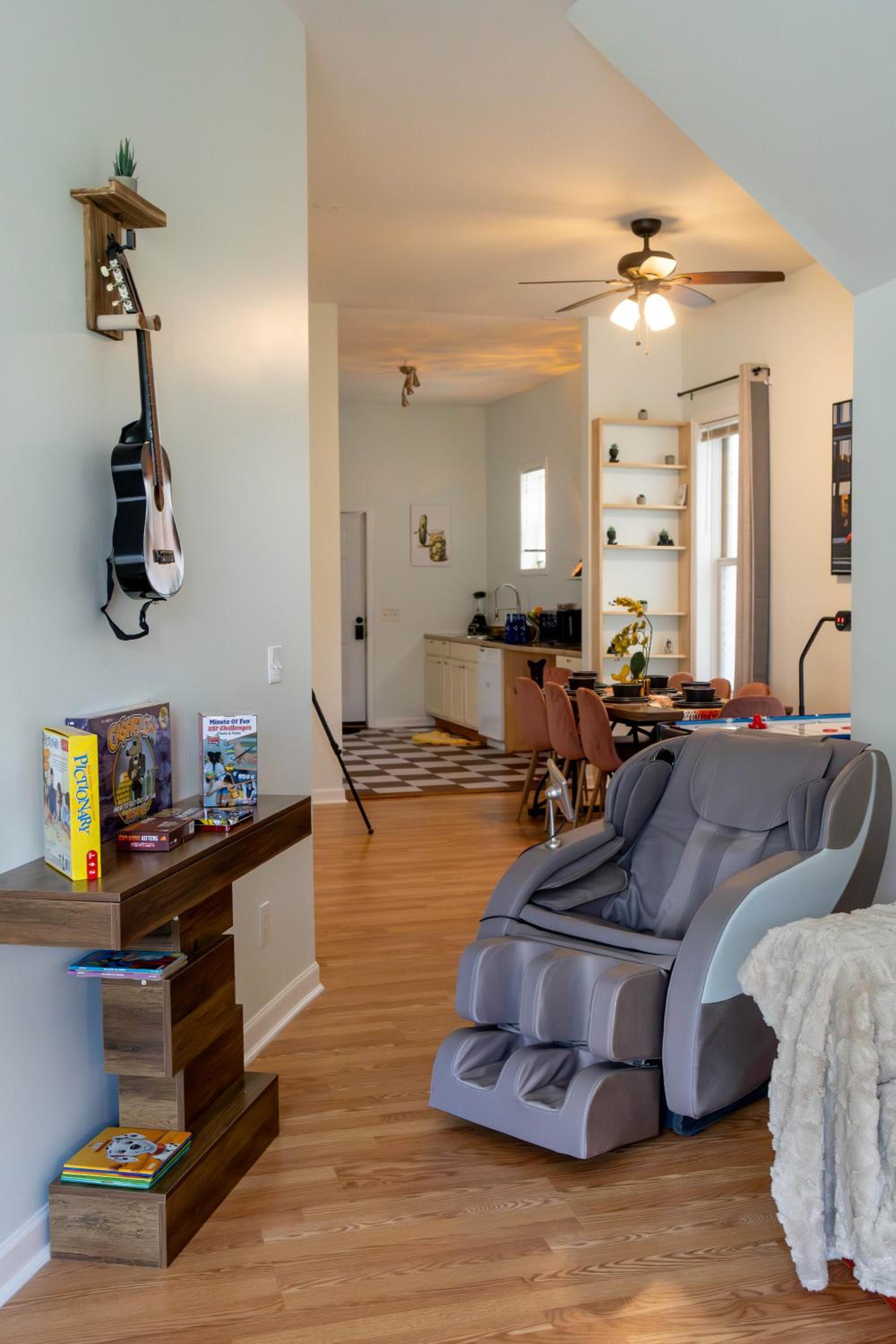4 King Beds - Sleeps 14 - Projectors - Starland - Massage Chair - Games