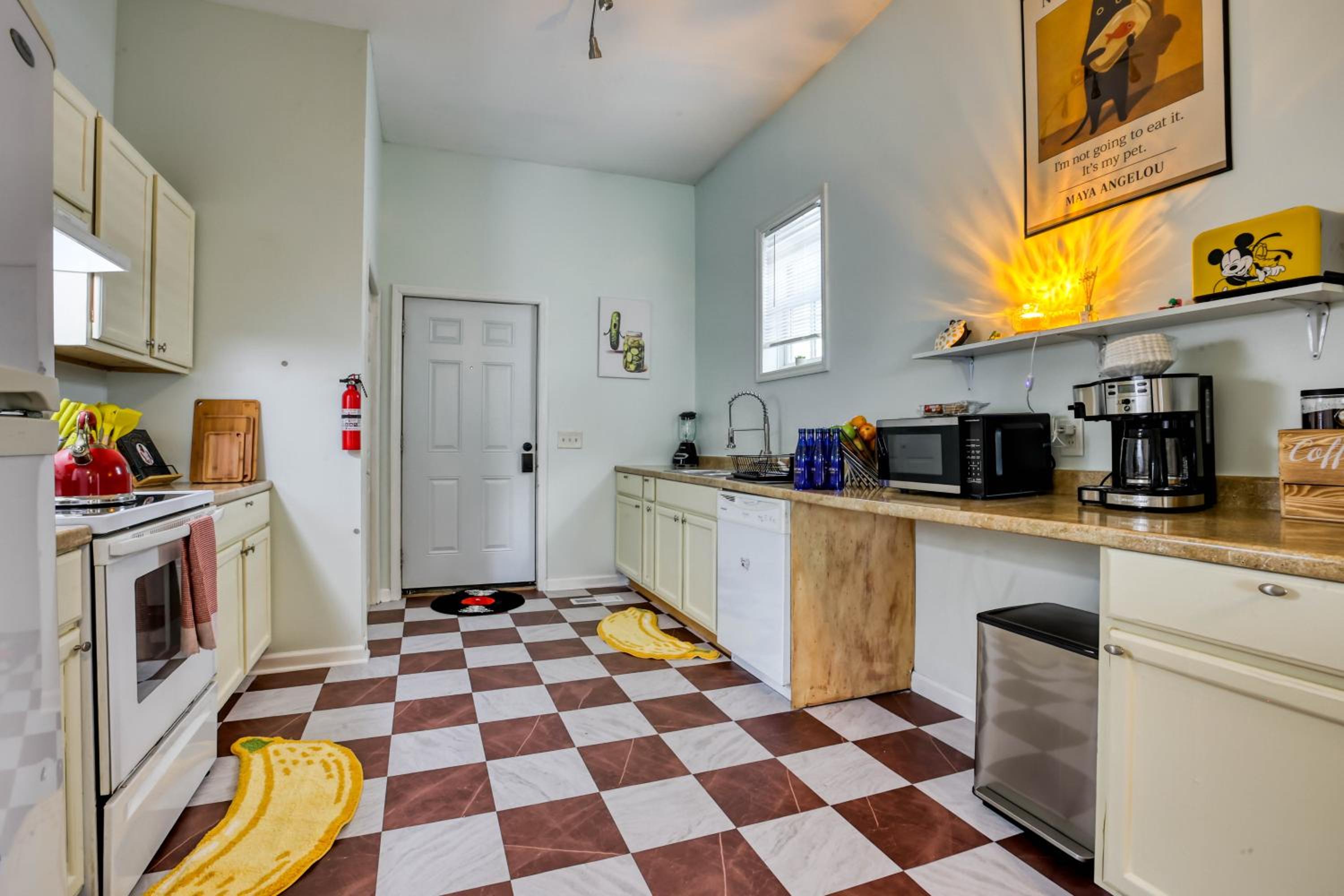 4 King Beds - Sleeps 14 - Projectors - Starland - Massage Chair - Games