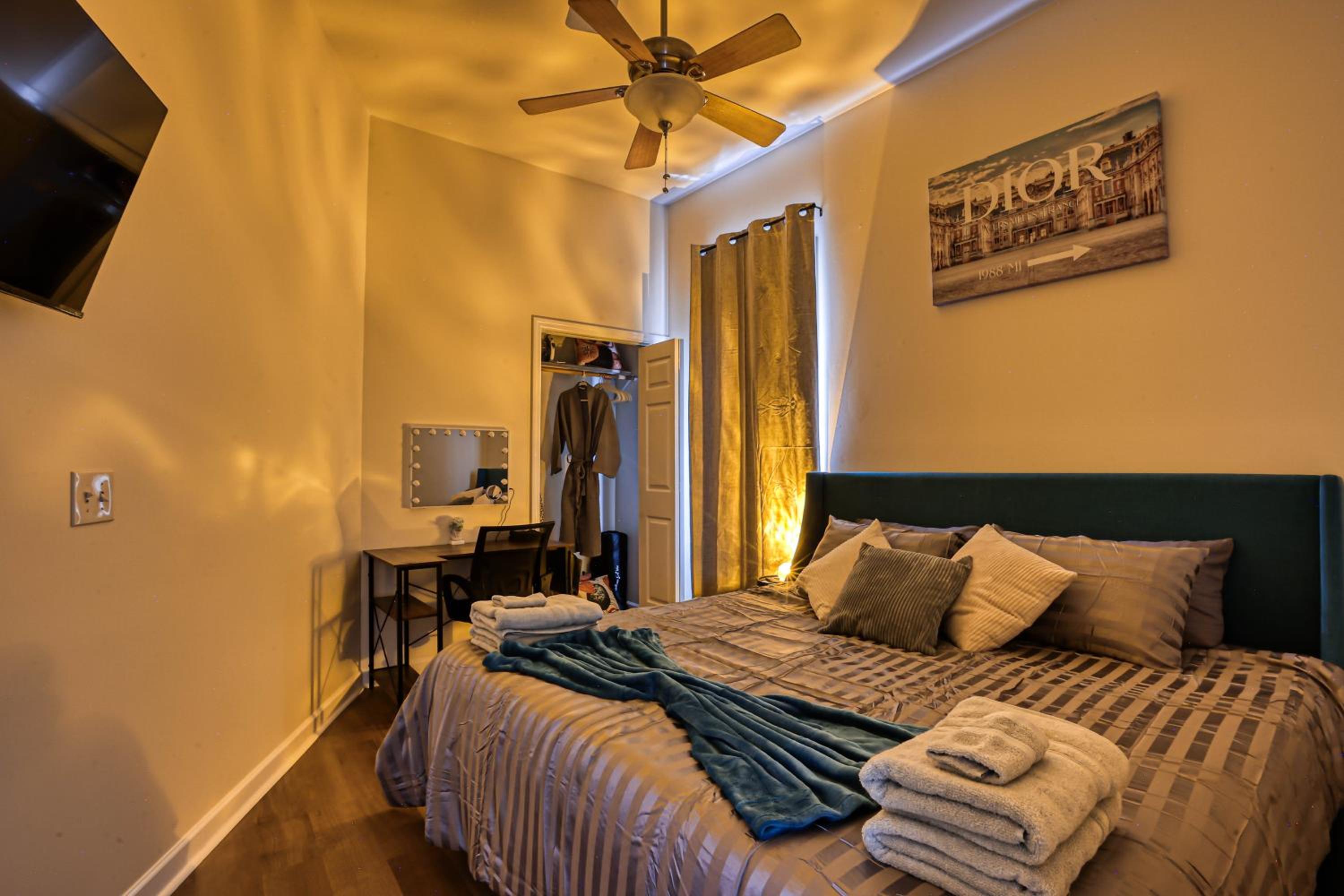4 King Beds - Sleeps 14 - Projectors - Starland - Massage Chair - Games