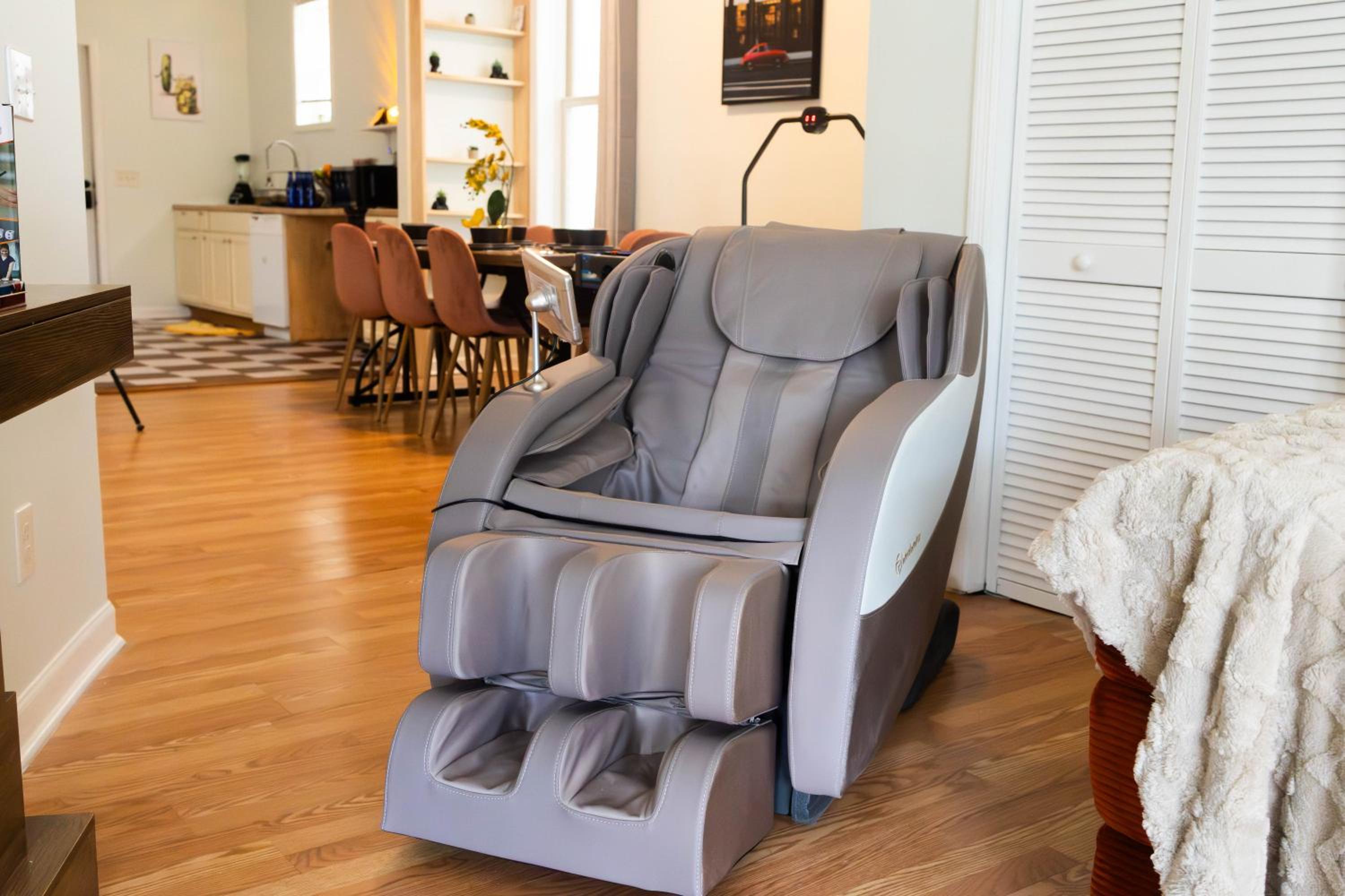 4 King Beds - Sleeps 14 - Projectors - Starland - Massage Chair - Games
