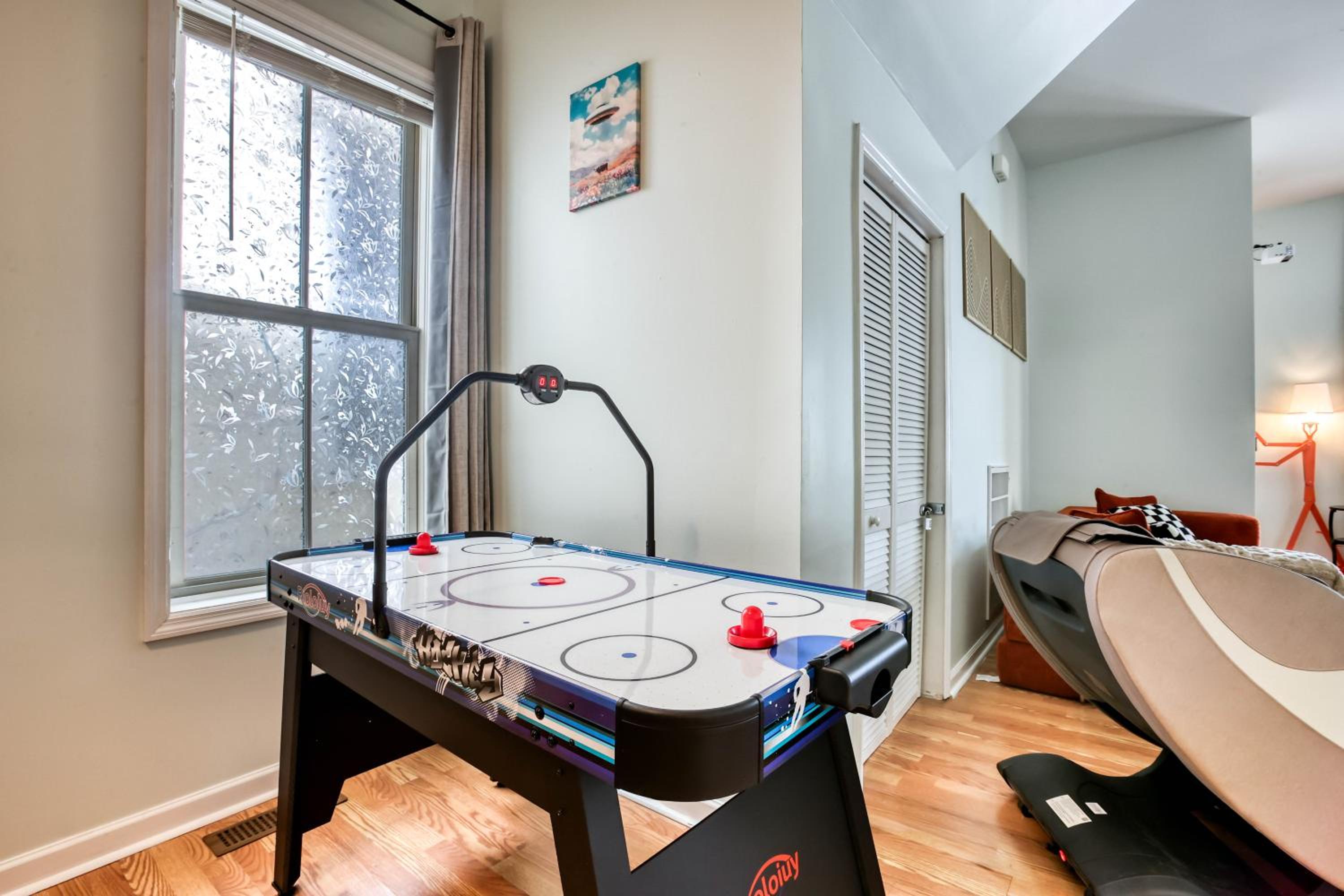 4 King Beds - Sleeps 14 - Projectors - Starland - Massage Chair - Games