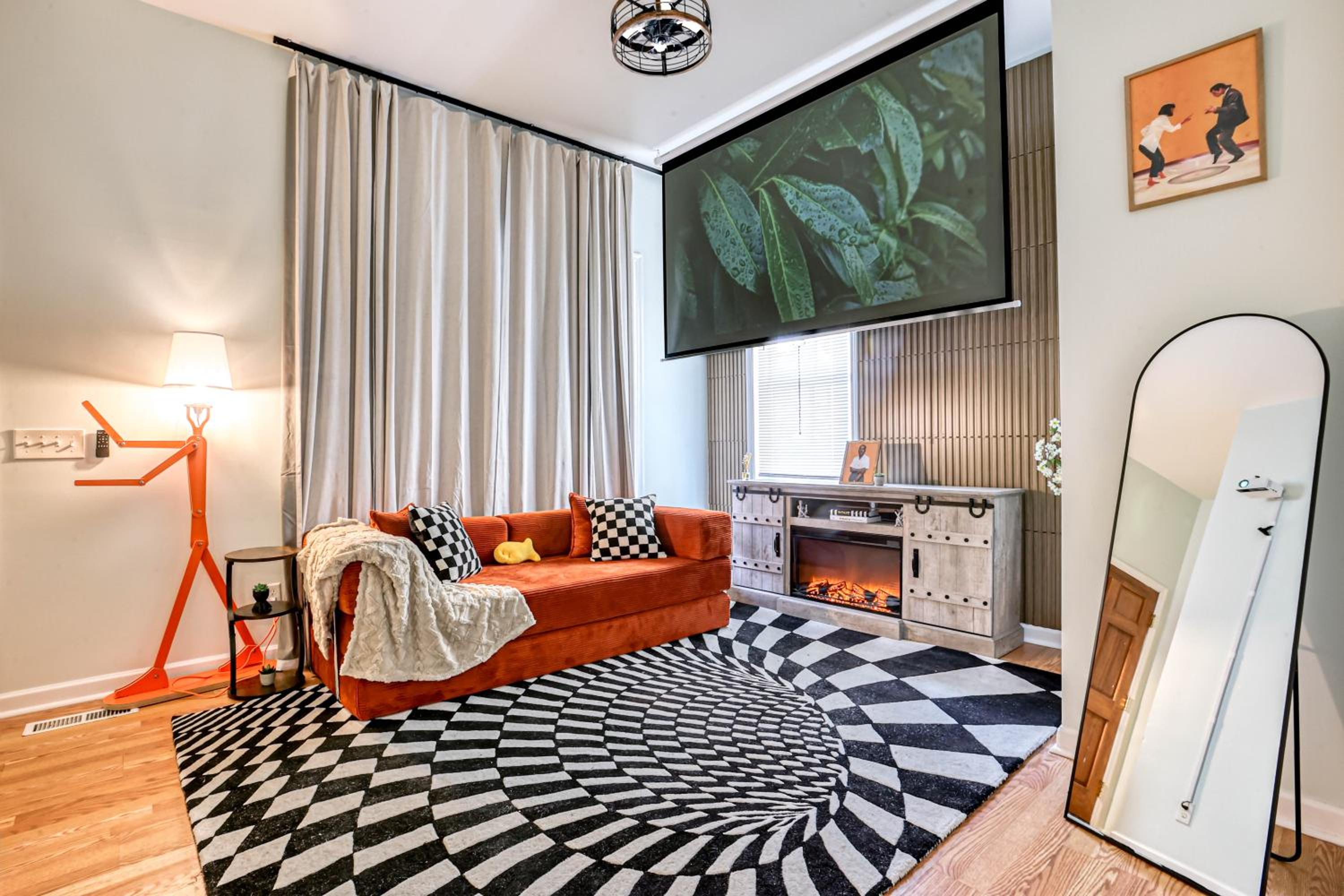 4 King Beds - Sleeps 14 - Projectors - Starland - Massage Chair - Games
