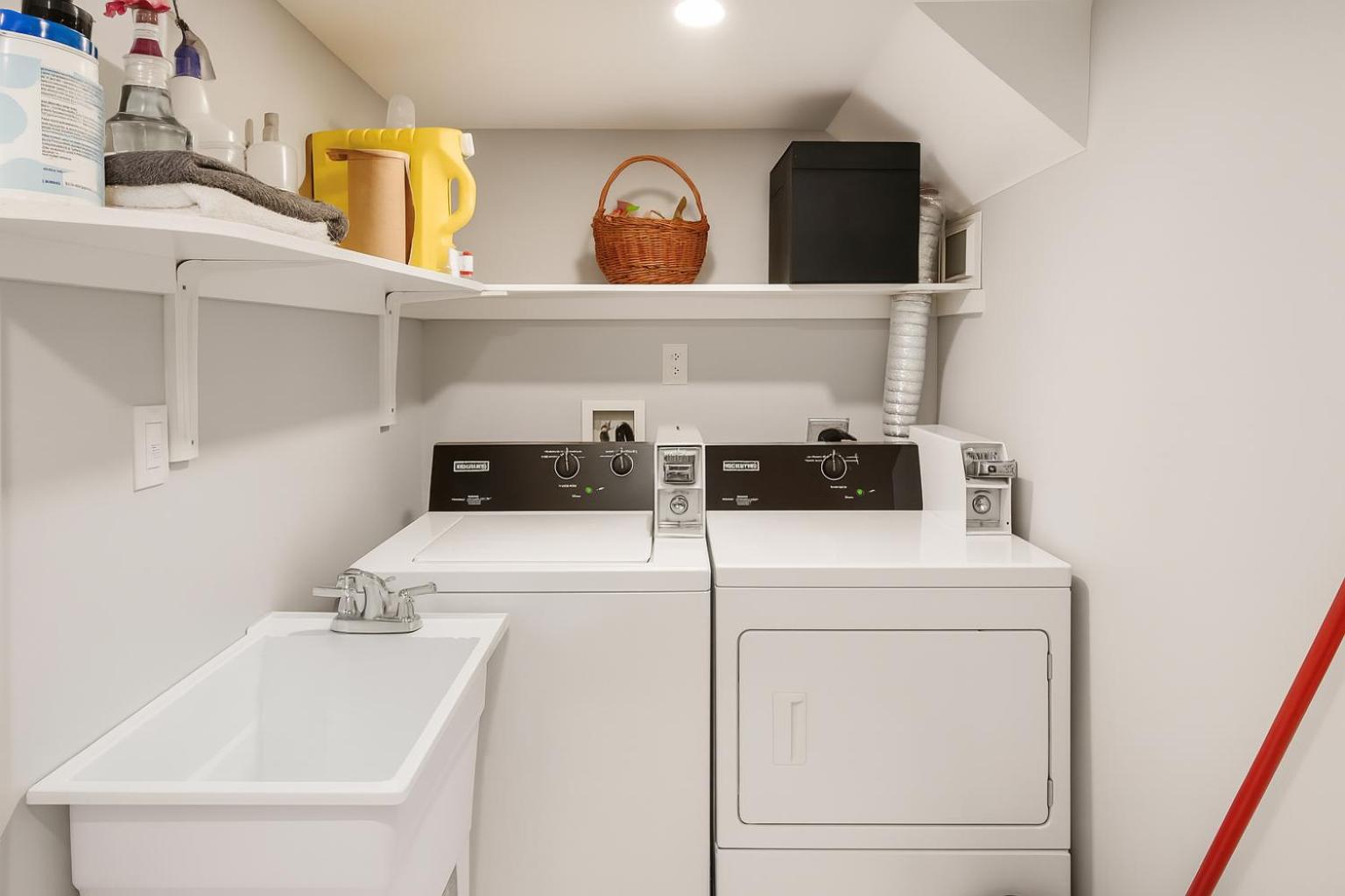 Cozy 3BR Caledon Basement Suite with Private Access, Full Kitchen, WiFi, Laundry, Backyard Basketball Court & Creek Trail, 5 Mins to Brampton! Great for Fa