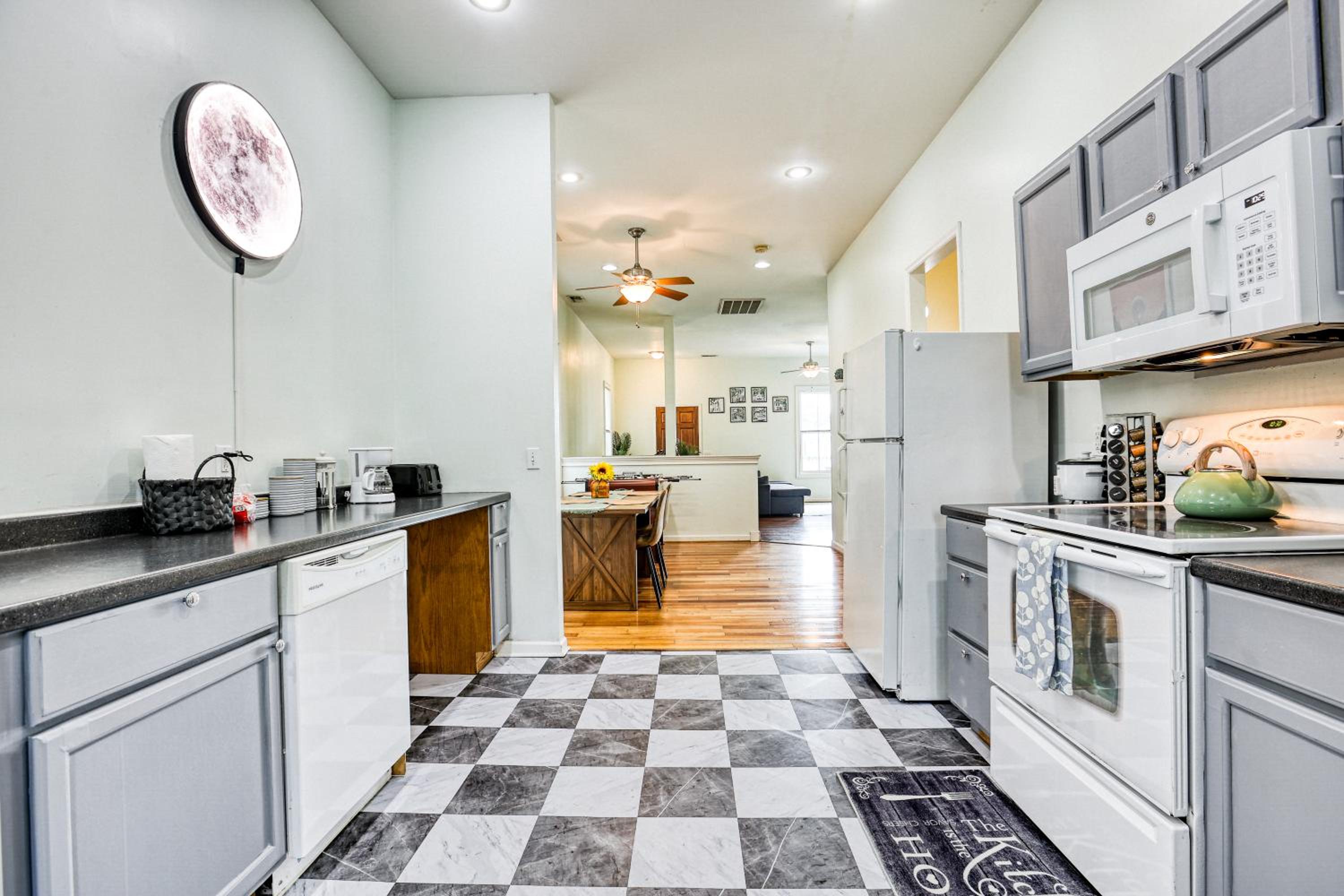 4 King Beds - Sleeps 14 - Projectors - Starland - Massage Chair - Games