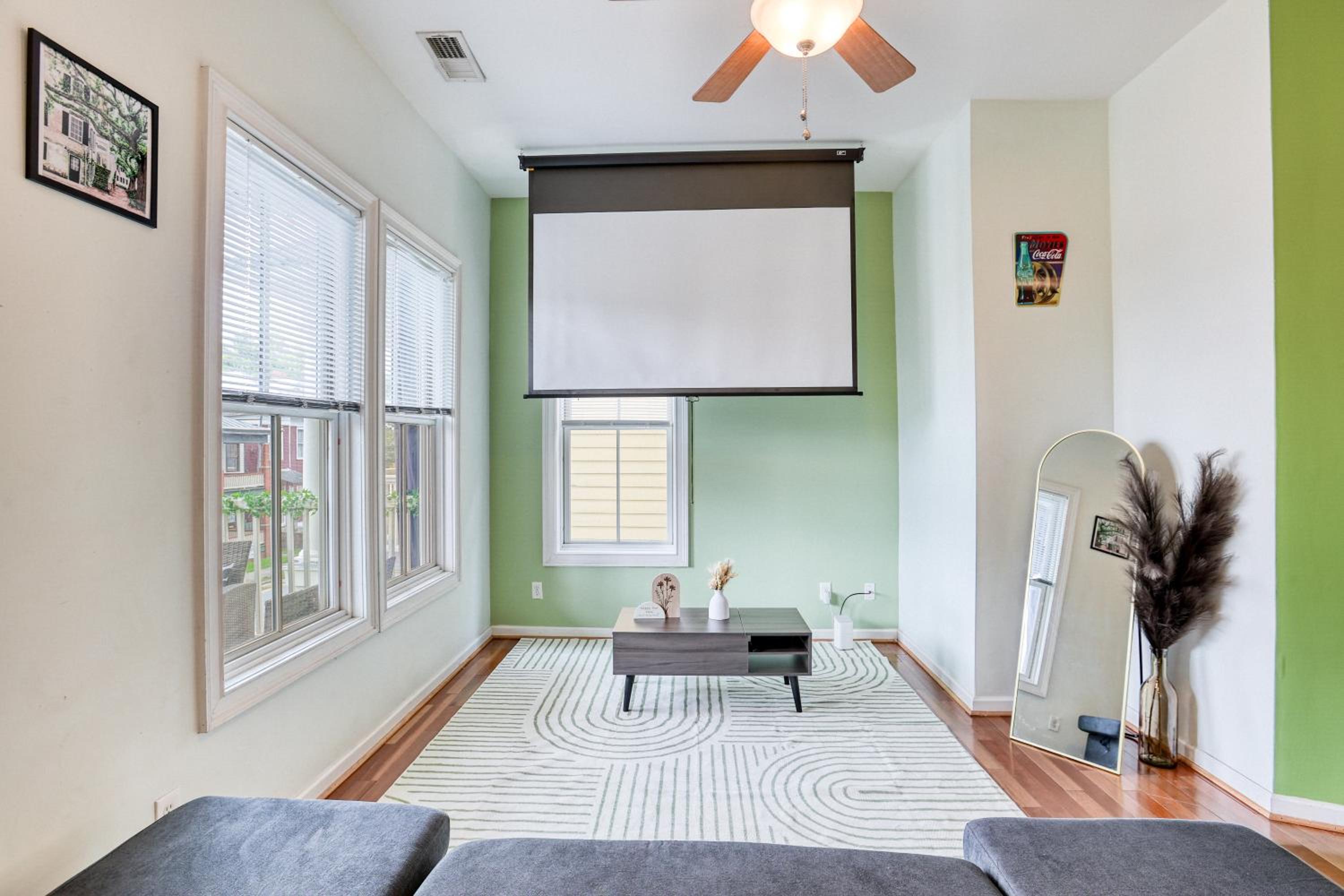 4 King Beds - Sleeps 14 - Projectors - Starland - Massage Chair - Games